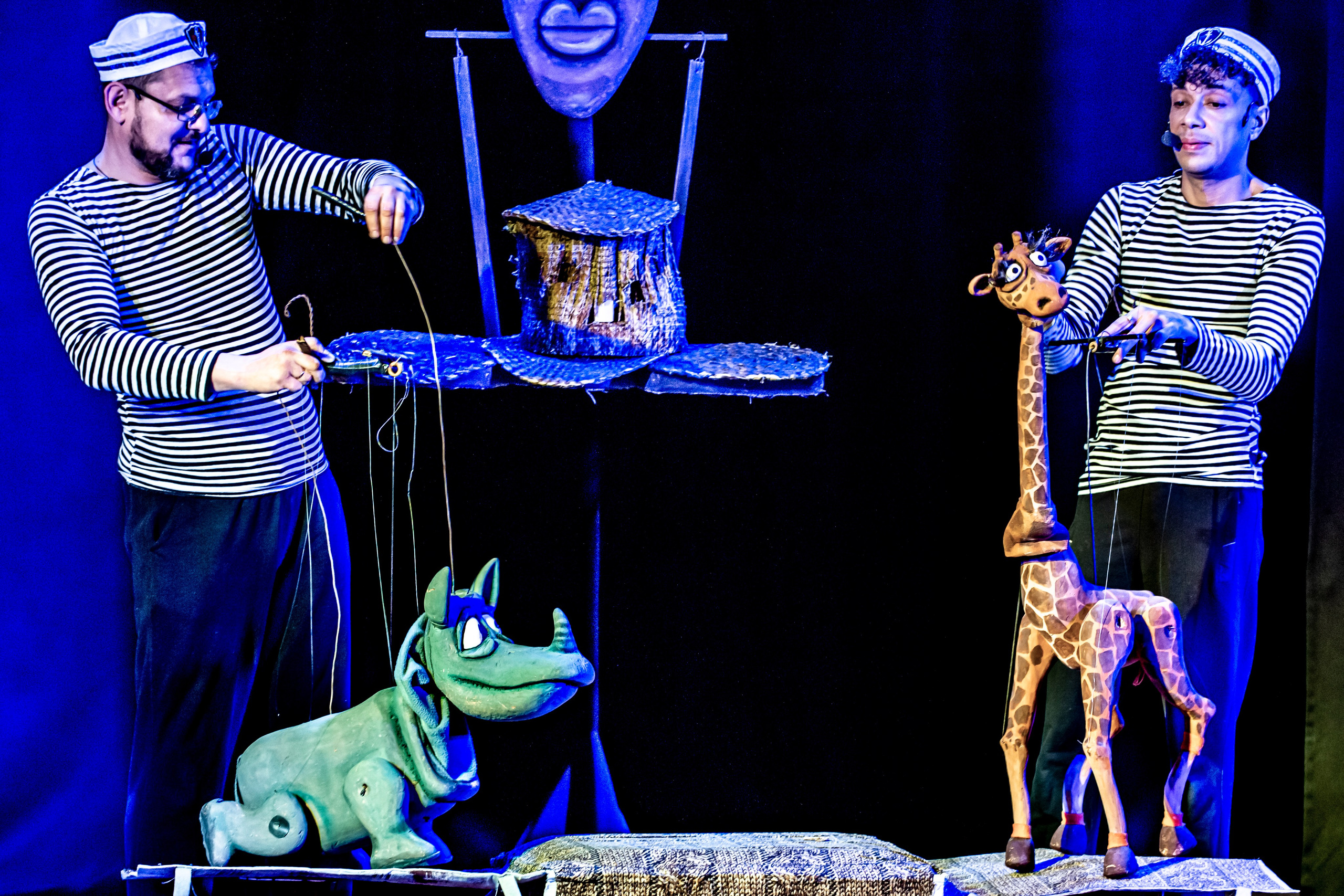 Жирафа и носорог спектакль театра Саквояж. Фотограф в Сочи Юрий Шептаев