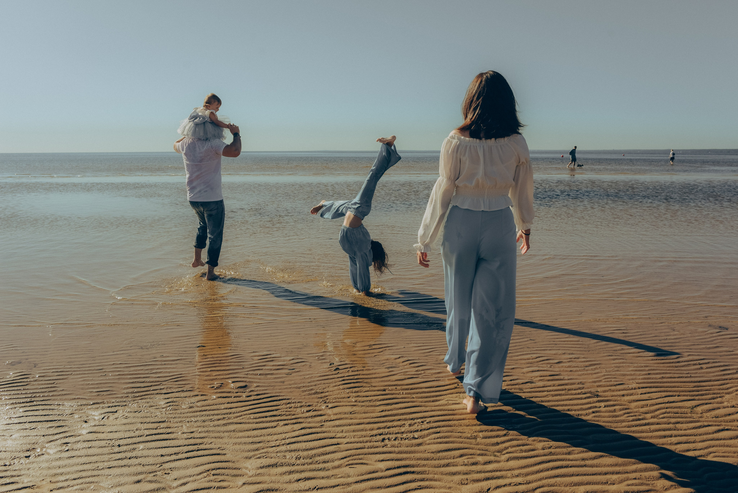 Семейная фотопрогулка на заливе. Алена Виталий Илона Ника. Семейный и свадебный фотограф в Санкт-Петербурге Яна