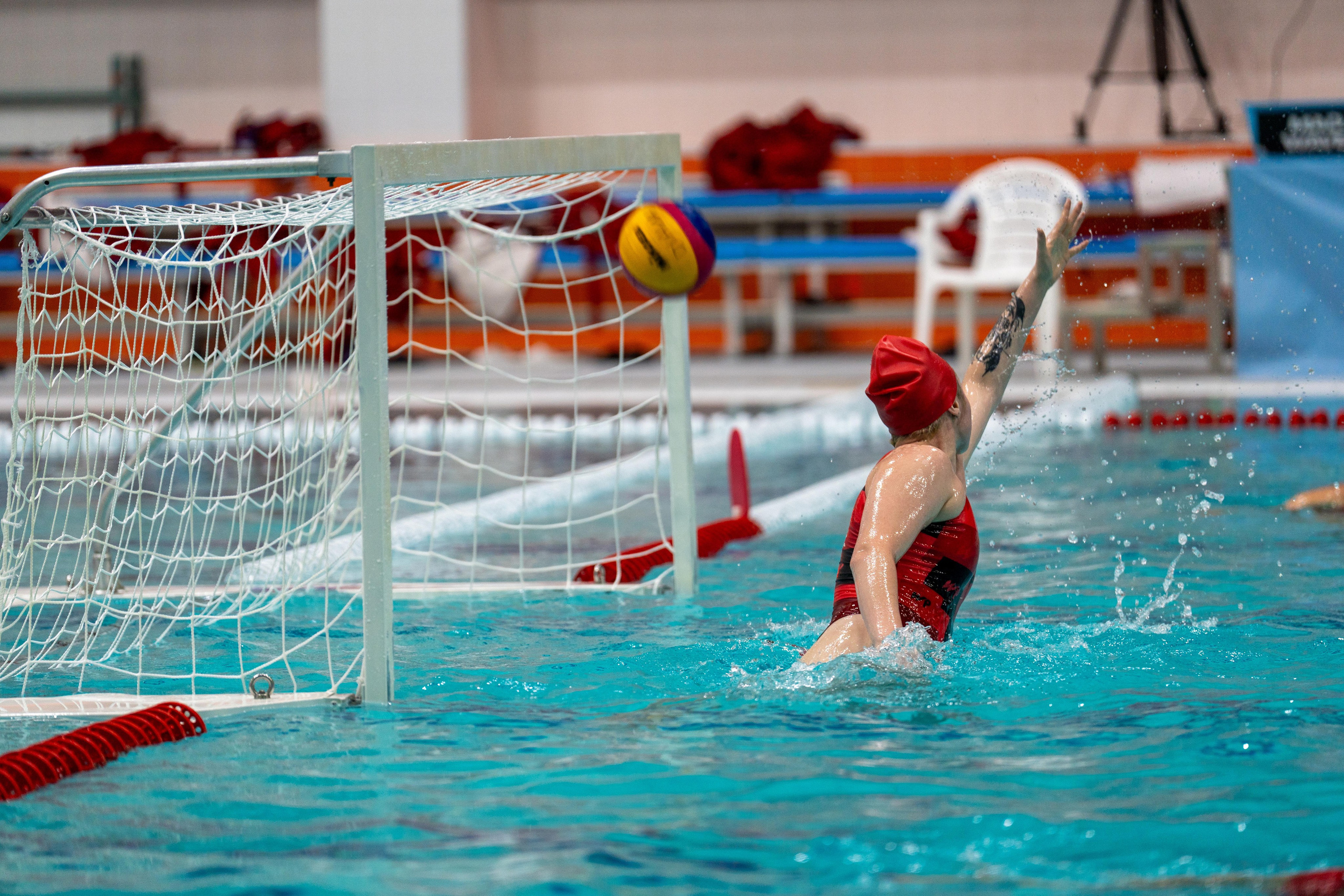 Голкипер Спартак-Волгоград отбивает мяч в матче, спортивный фотограф Санкт-Петербург