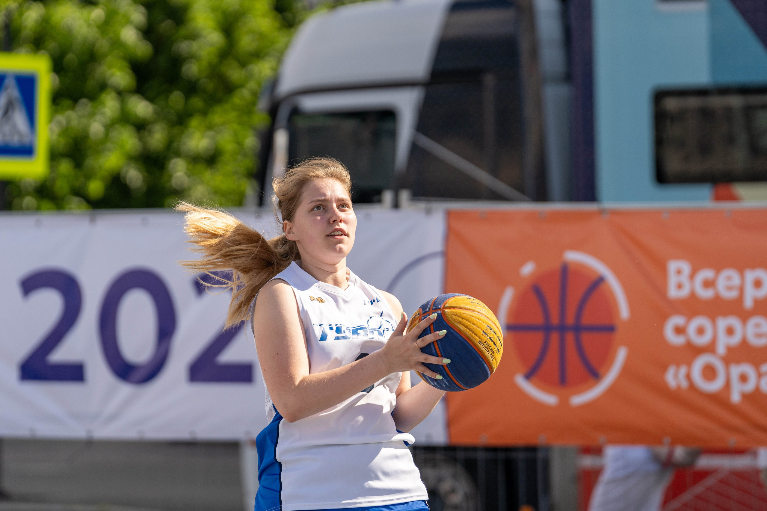 Баскетболистка бросает мяч на уличном матче 3×3 в Санкт-Петербурге
