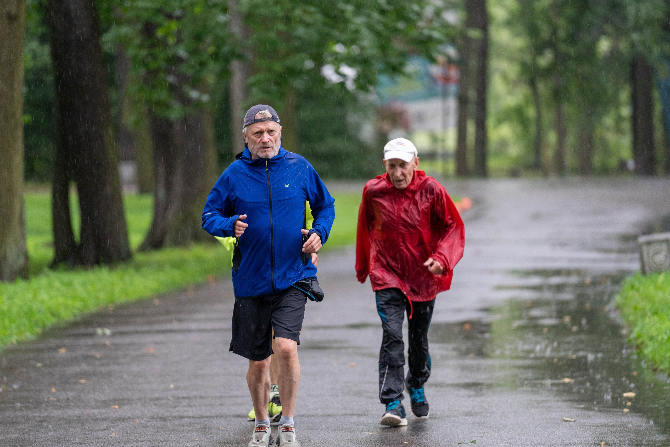Два бегуна под дождём на бесплатной пробежке 5 вёрст