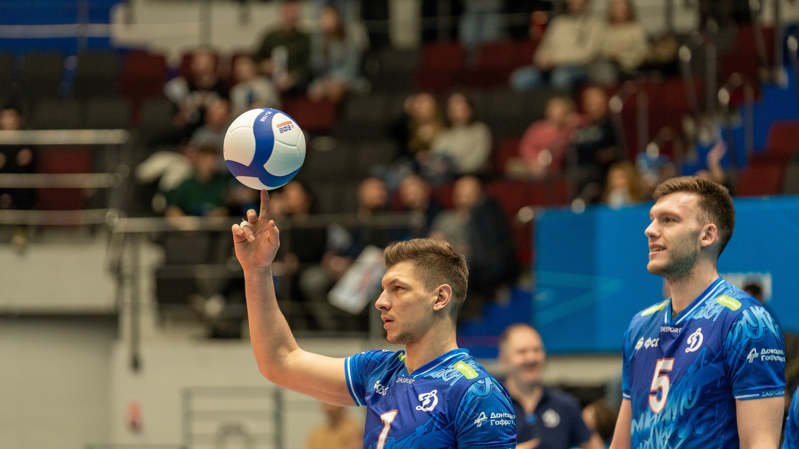 Игрок «Динамо» жонглирует мячом перед матчем с «Зенитом» — спортивная фотосъёмка в СПб, репортаж, эмоции, волейбол.