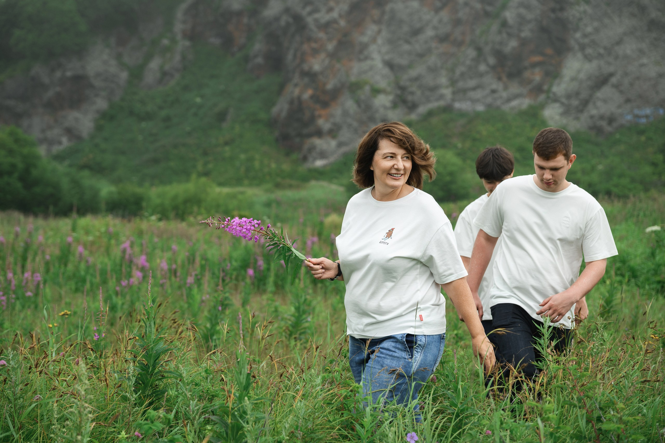 Профессиональная семейная фотосессия на берегу океана. Фотограф Камчатка Тимофей Тимофеенко