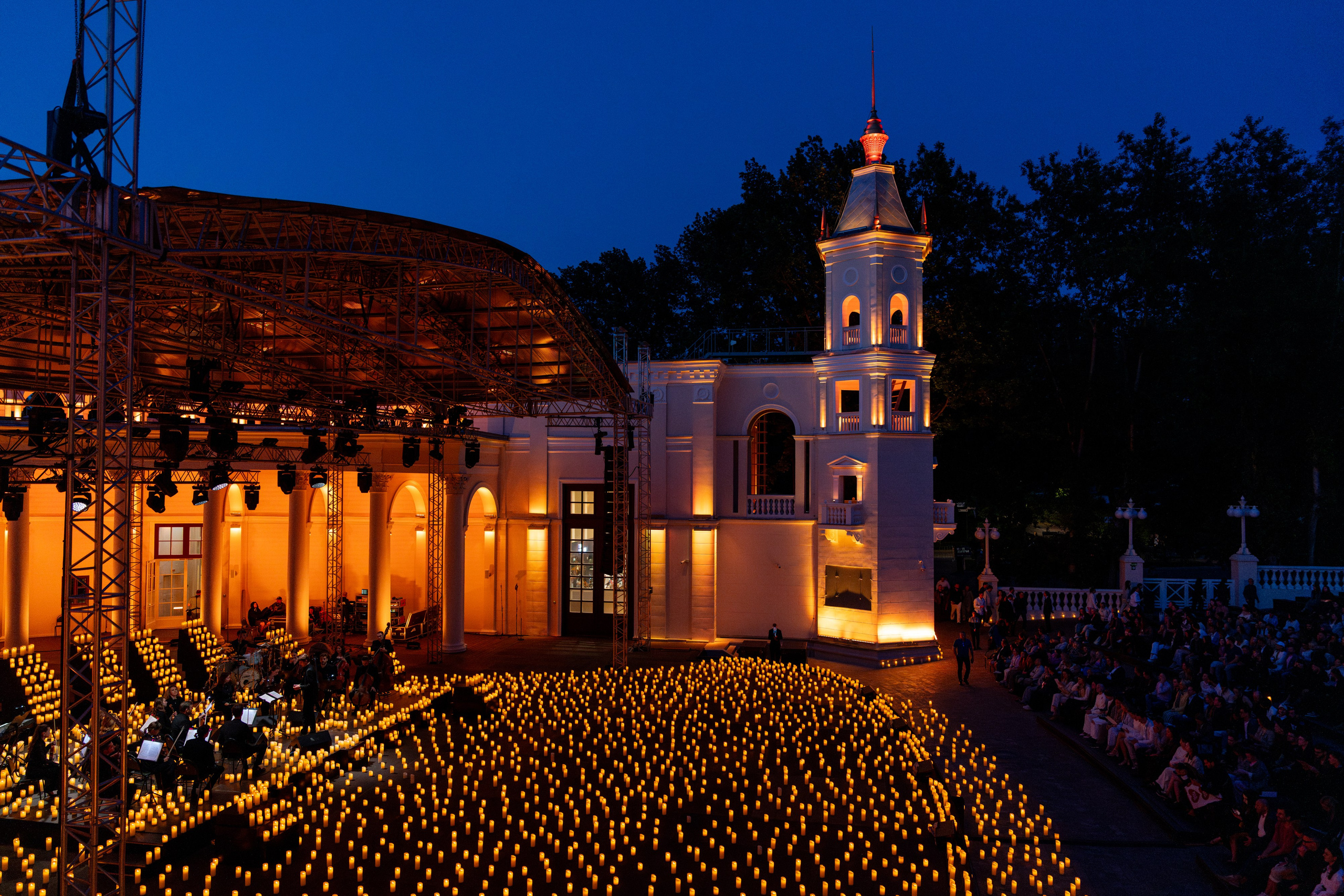 Симфонический оркестр Lumisfera при свечах. Фотограф Никита Комаров