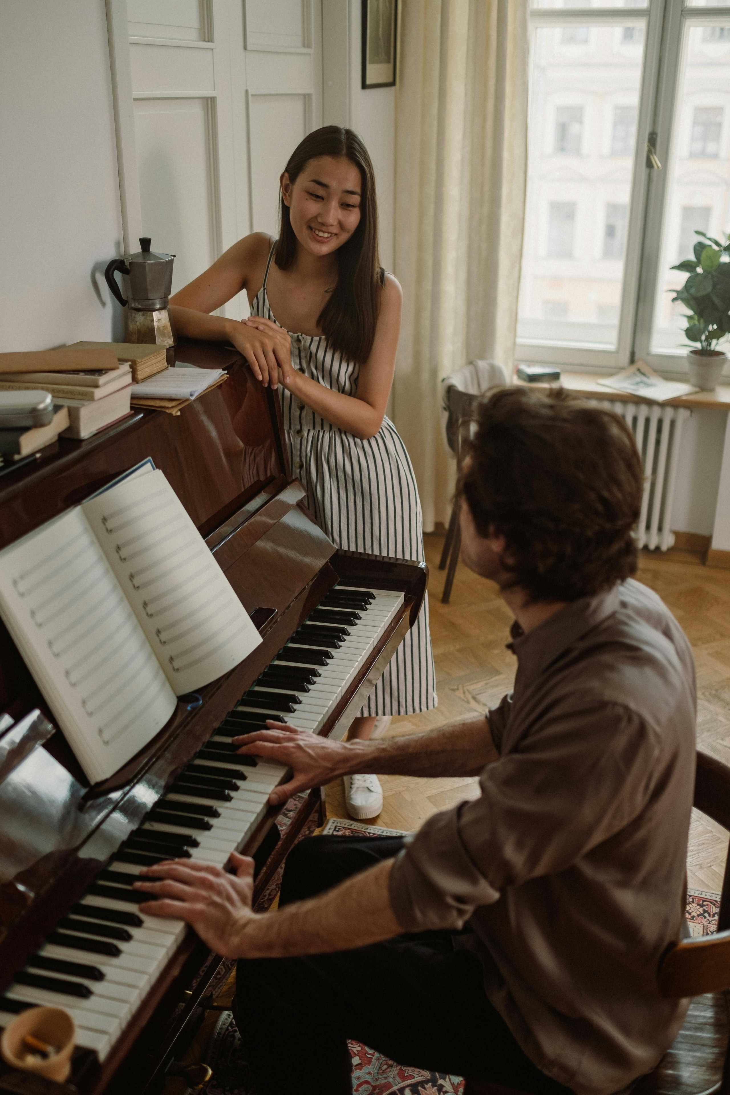 Creative piano photoshoot for couples. Alice Bell — Wedding photographer in New York
