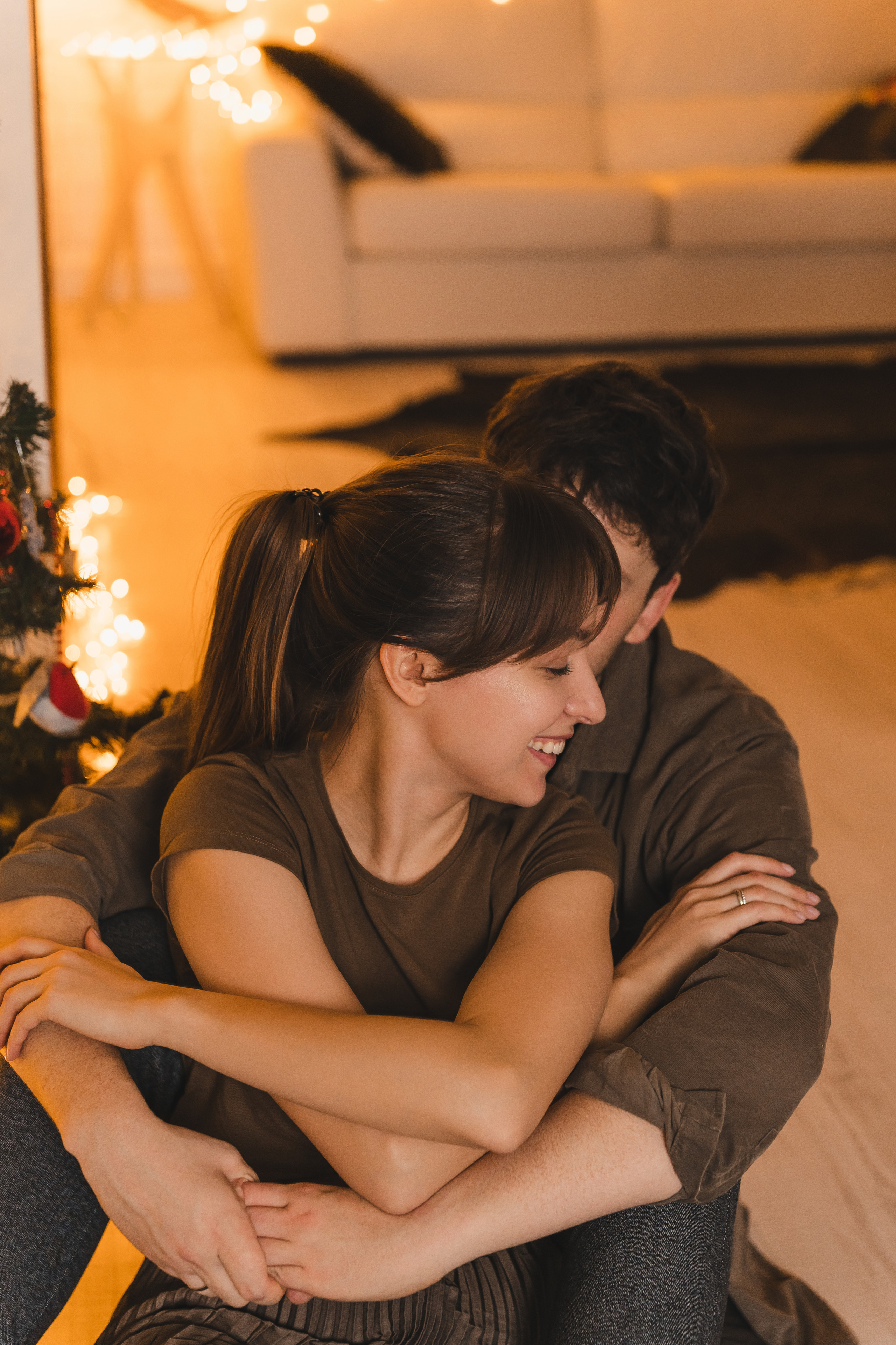 Суперидея для влюбленных, которые хотят в деталях запомнить важные моменты жизни - фотосессия совместно проведенного дня. Это может быть утро дома, с завтраком, объятиями и нежностями, приготовление любимого блюда, игра с домашними питомцами, украшение елки и т.д., а может вы собрались делать ремонт собственными силами (чем не идея). Такие кадры особо ценны своей искренностью и непринужденностью!