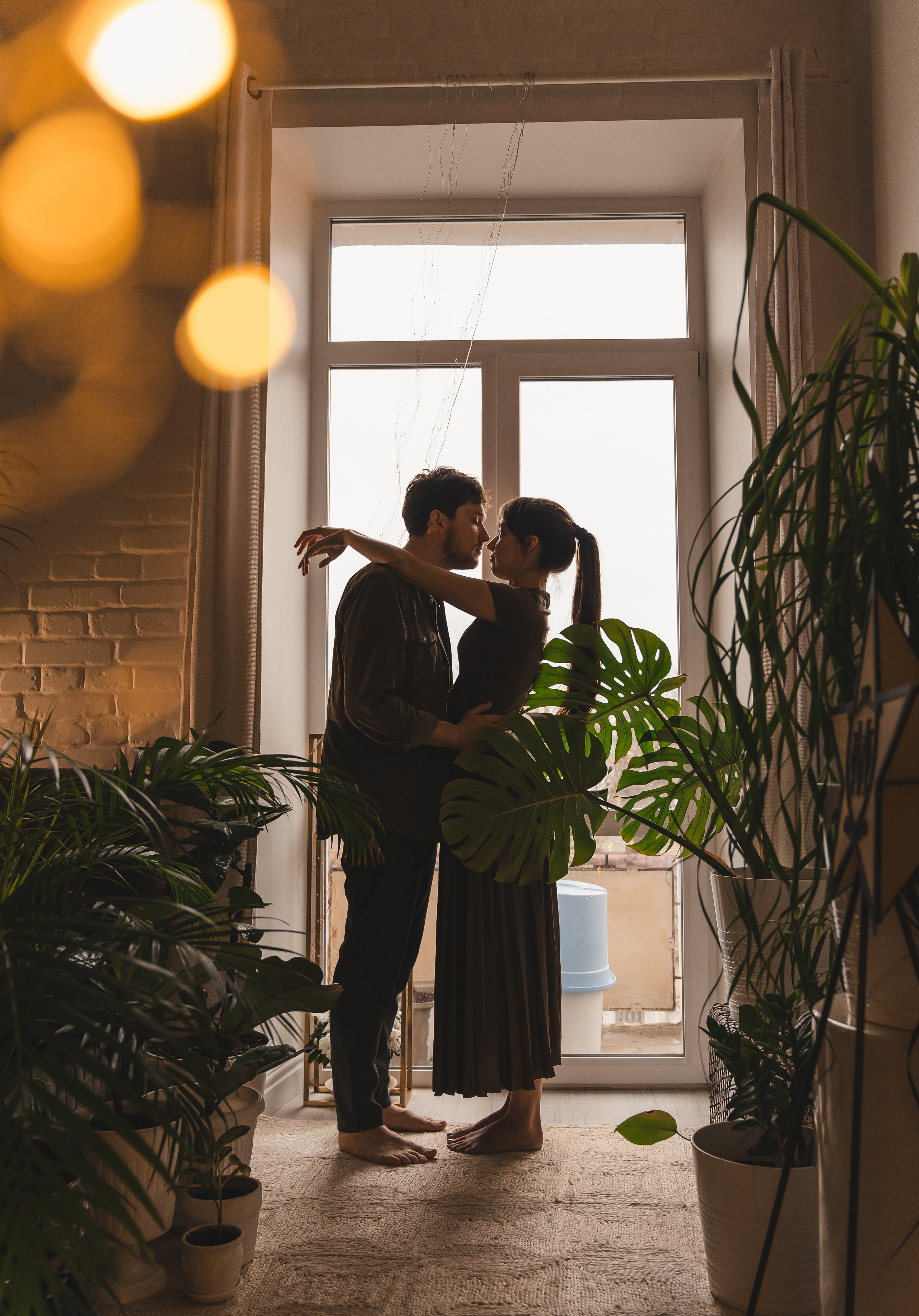 Суперидея для влюбленных, которые хотят в деталях запомнить важные моменты жизни - фотосессия совместно проведенного дня. Это может быть утро дома, с завтраком, объятиями и нежностями, приготовление любимого блюда, игра с домашними питомцами, украшение елки и т.д., а может вы собрались делать ремонт собственными силами (чем не идея). Такие кадры особо ценны своей искренностью и непринужденностью!