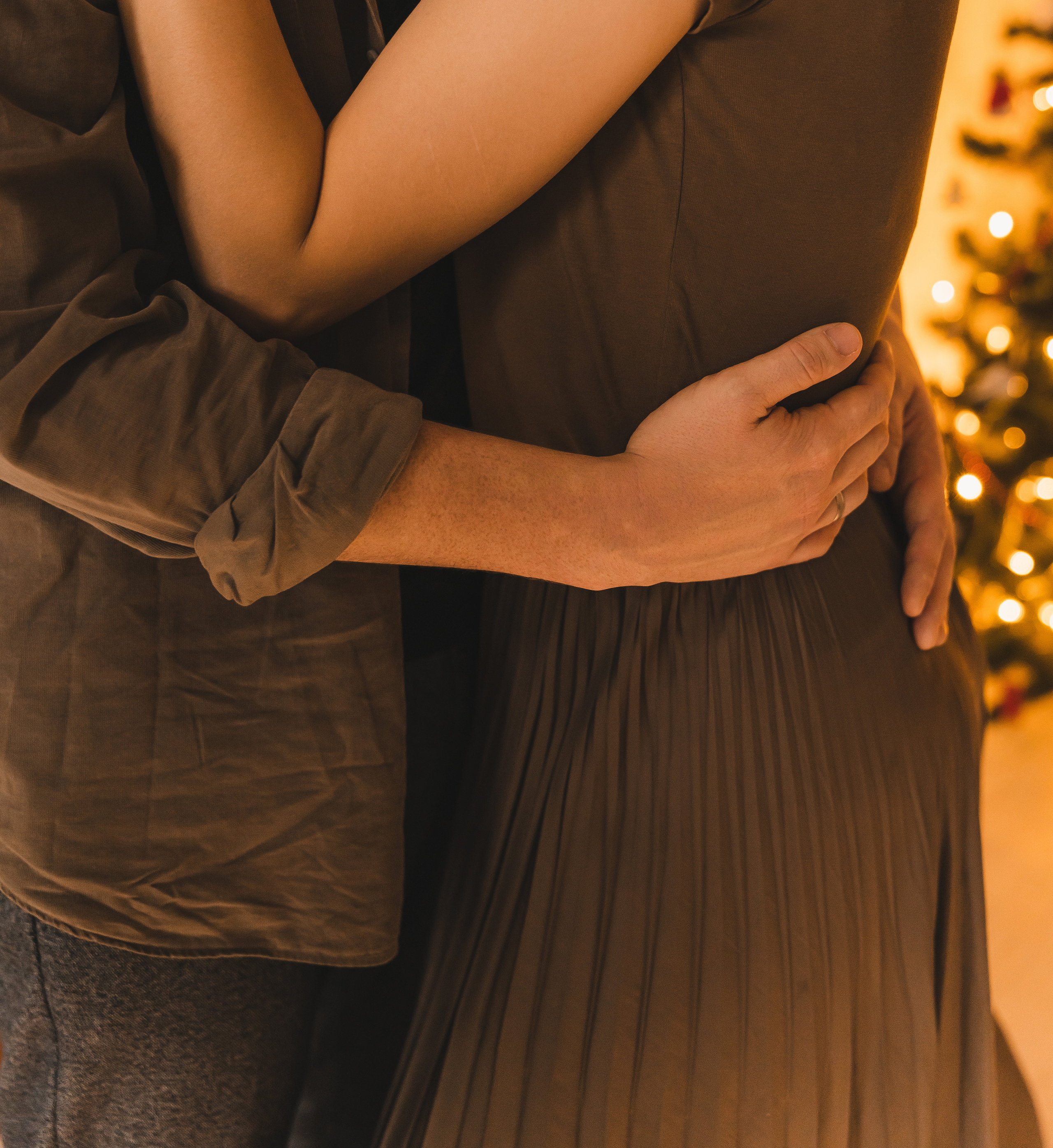 Суперидея для влюбленных, которые хотят в деталях запомнить важные моменты жизни - фотосессия совместно проведенного дня. Это может быть утро дома, с завтраком, объятиями и нежностями, приготовление любимого блюда, игра с домашними питомцами, украшение елки и т.д., а может вы собрались делать ремонт собственными силами (чем не идея). Такие кадры особо ценны своей искренностью и непринужденностью!