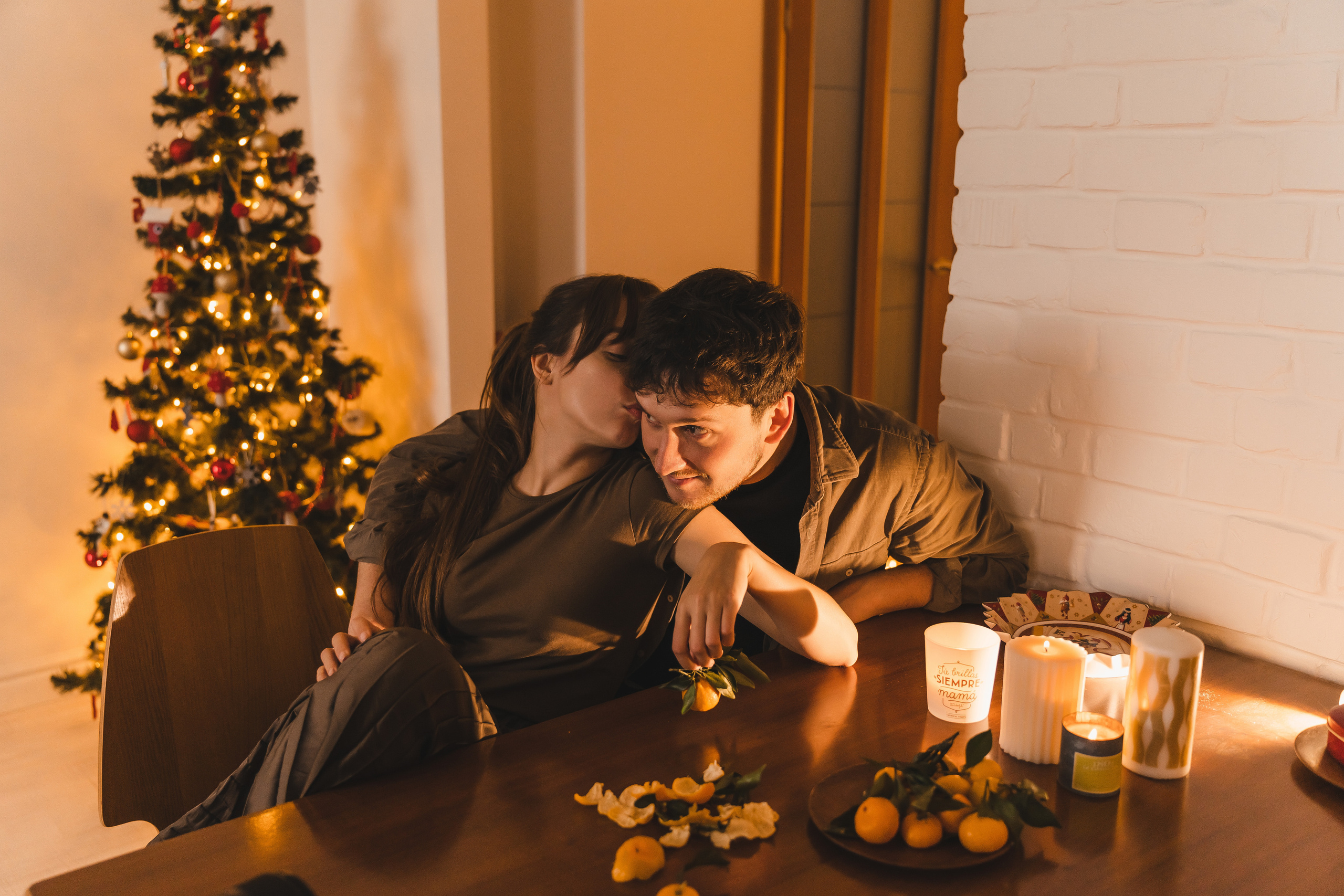 Суперидея для влюбленных, которые хотят в деталях запомнить важные моменты жизни - фотосессия совместно проведенного дня. Это может быть утро дома, с завтраком, объятиями и нежностями, приготовление любимого блюда, игра с домашними питомцами, украшение елки и т.д., а может вы собрались делать ремонт собственными силами (чем не идея). Такие кадры особо ценны своей искренностью и непринужденностью!