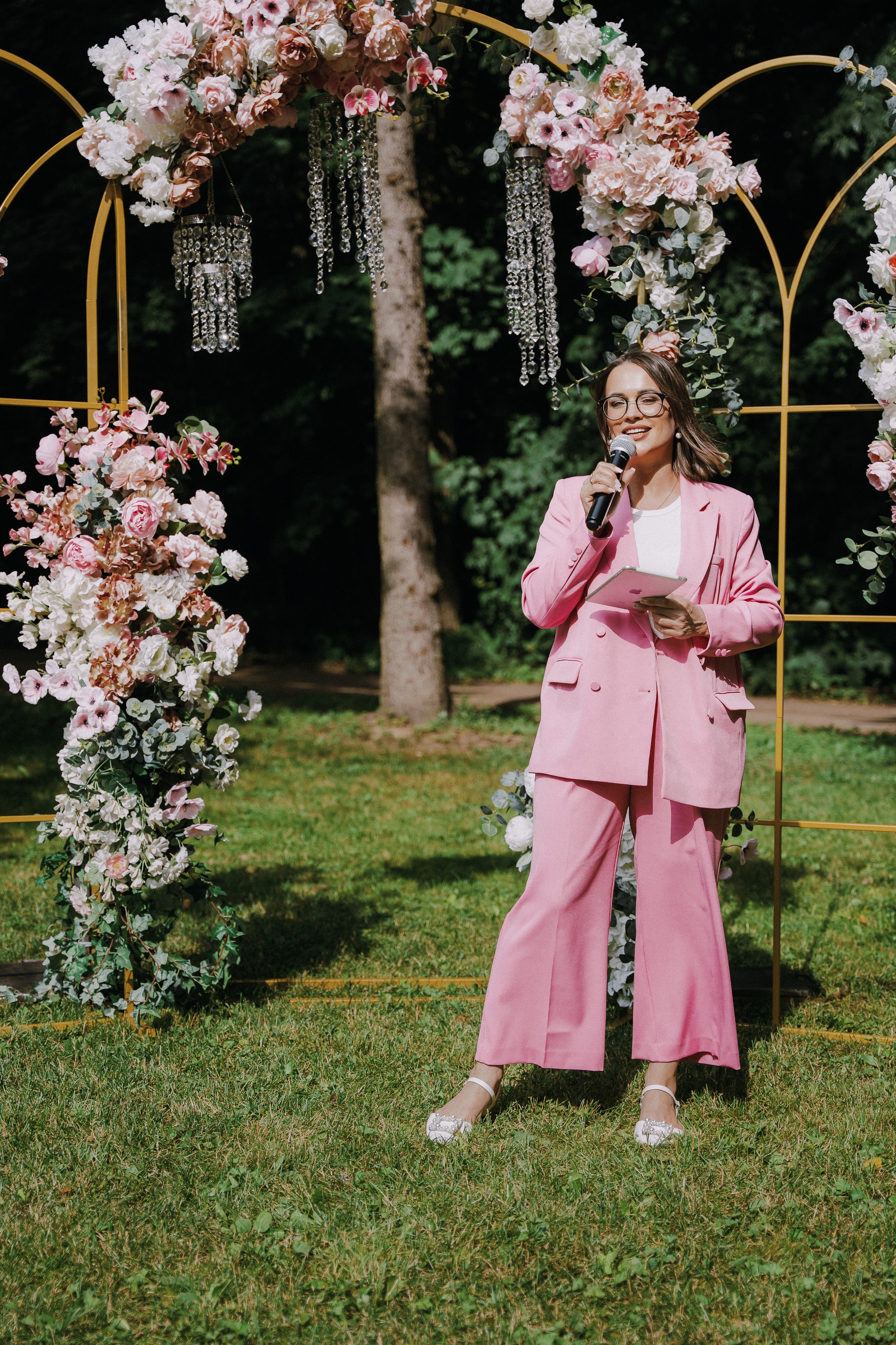 Ведущая Наталья Бойчук проводит выездную церемонию  в  «Emerald Parkway» располагается в уникальном месте на территории Государственного исторического музея-заповедника «Горки Ленинские».  Ведущая Наталья Бойчук