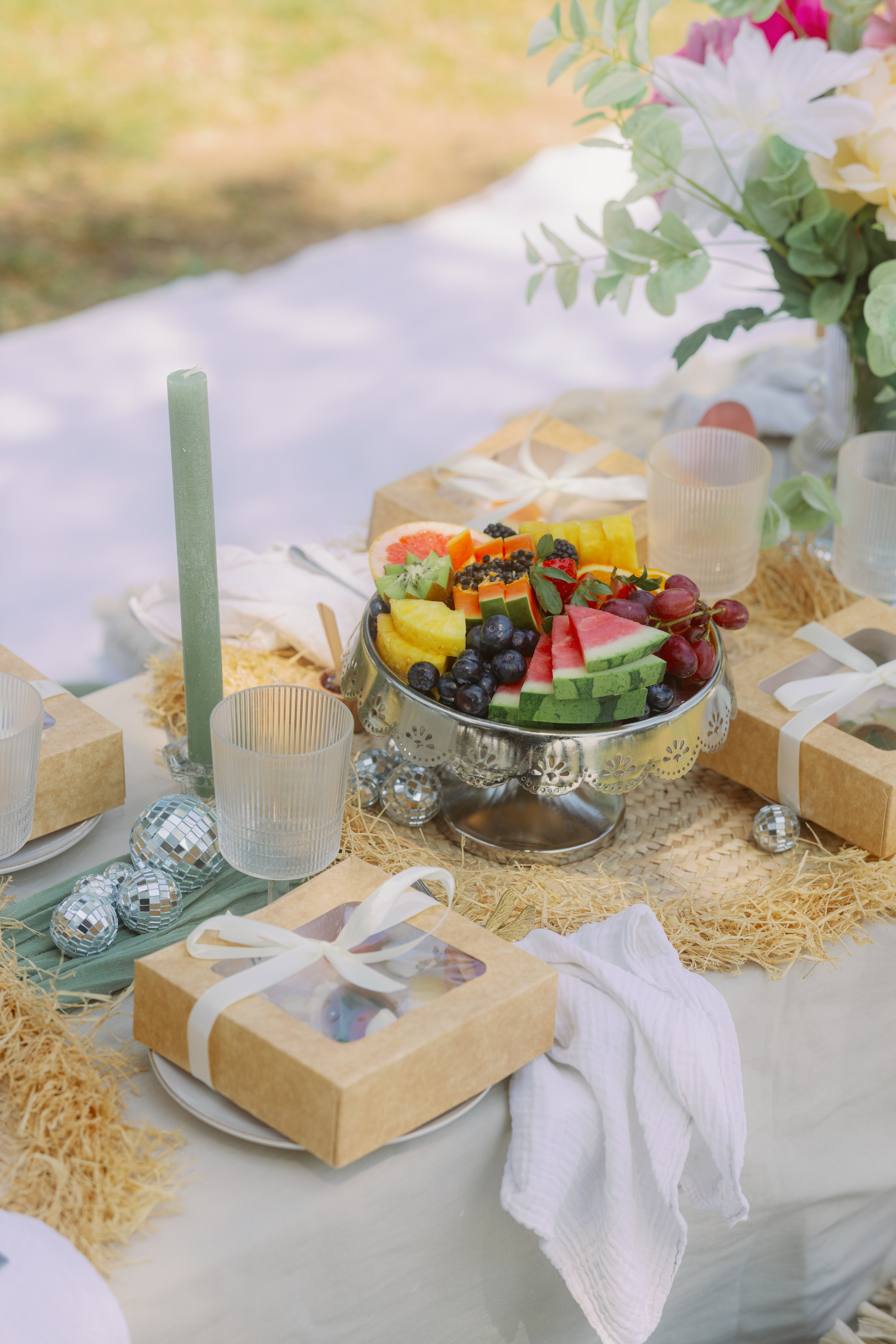 Bachelorette picnic in Barcelona. Europe Wedding Photo  — destination wedding photography across Europe and the Middle East