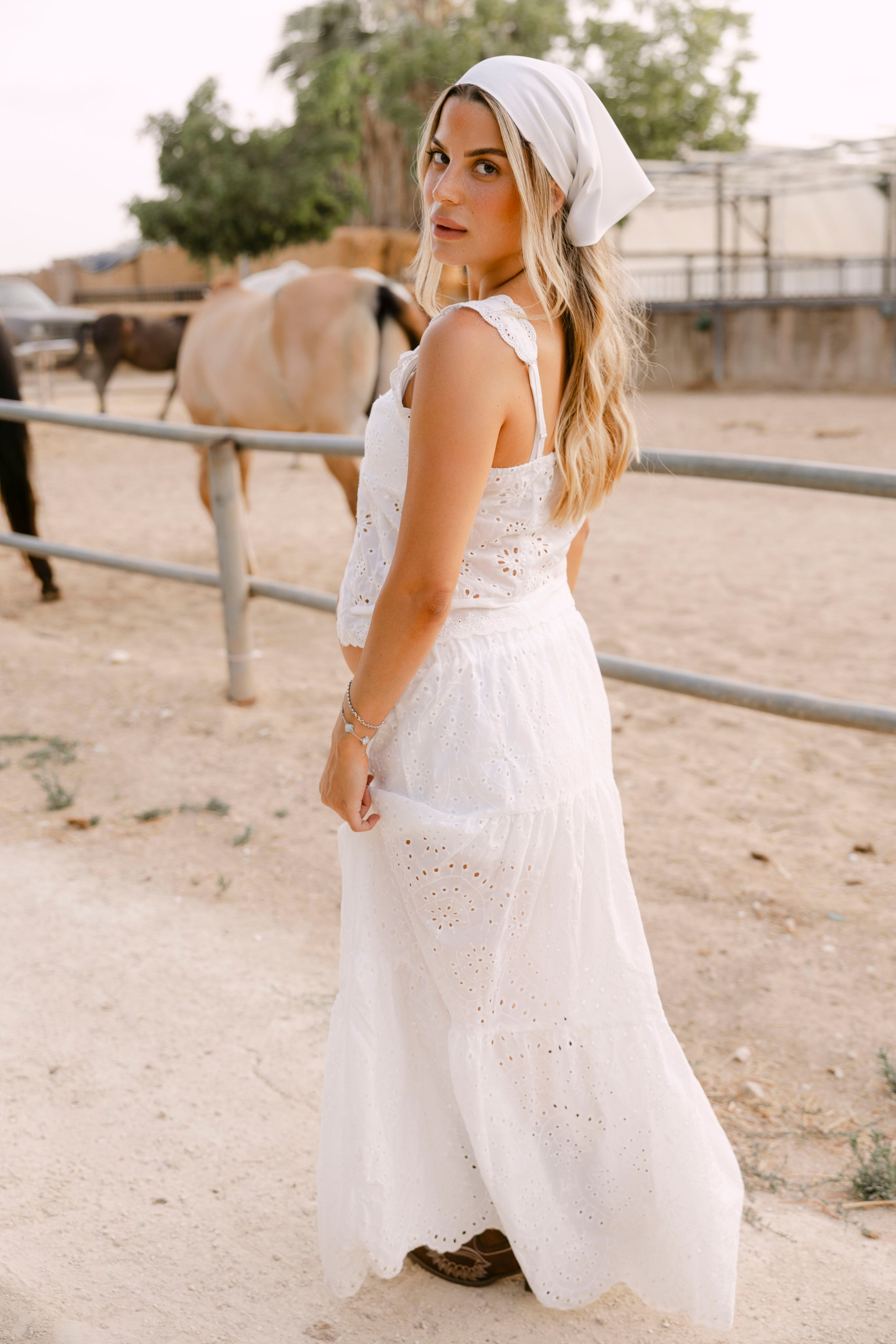Pregnancy photoshoot at the horse farm. Главная