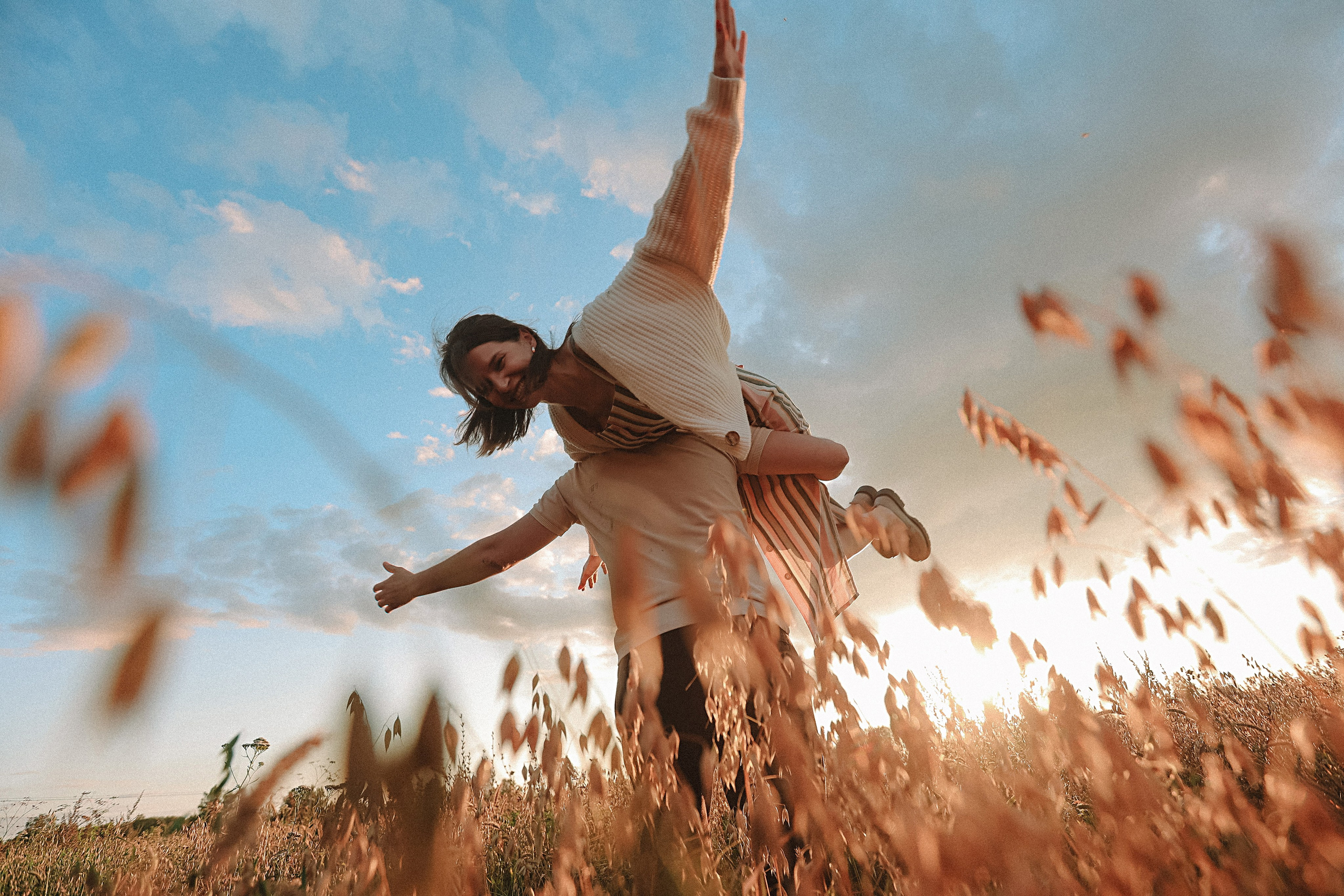 Поле love story на закате. Семейный фотограф Тюмень, фотограф на роды Салмина Мария