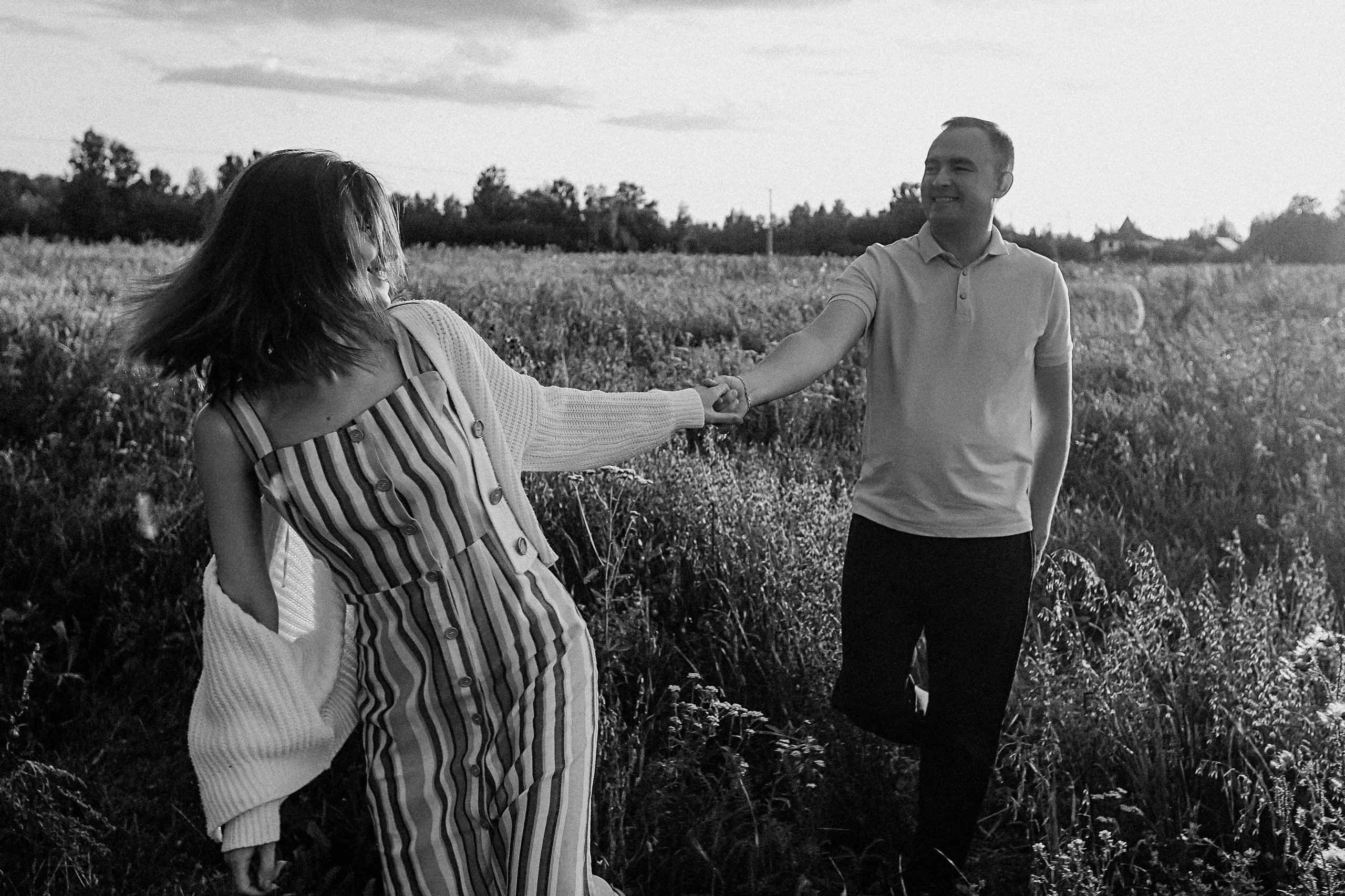 Поле love story на закате. Семейный фотограф Тюмень, фотограф на роды Салмина Мария