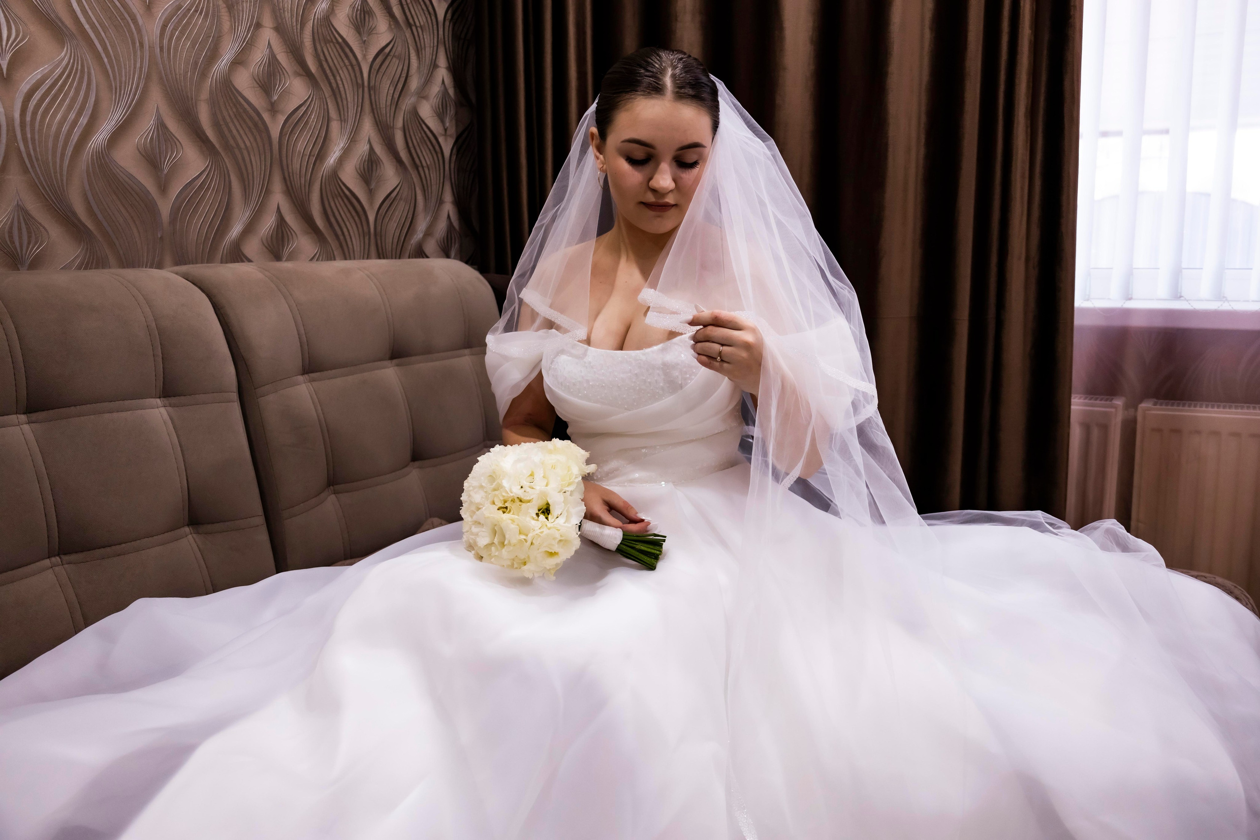 Виктор и Виктория. Даже около дома можно сделать шикарные свадебные фото. Свадебный фотограф ростовская область