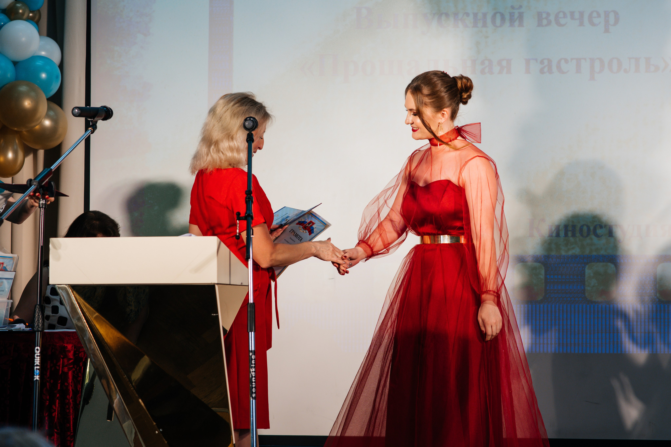 Вручение аттестатов. Выпускные альбомы в Подольске Москве и МО