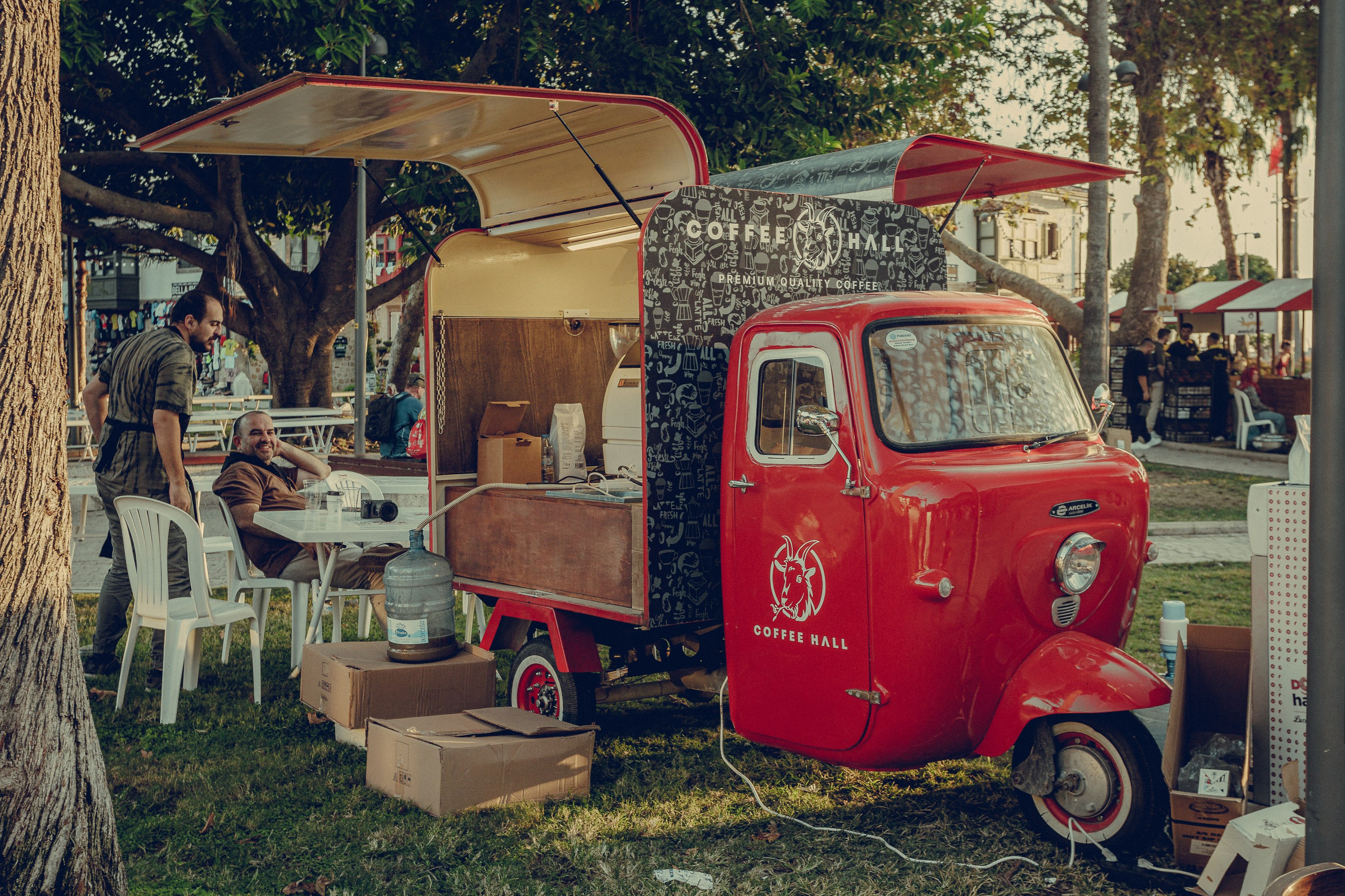 красный автомобиль