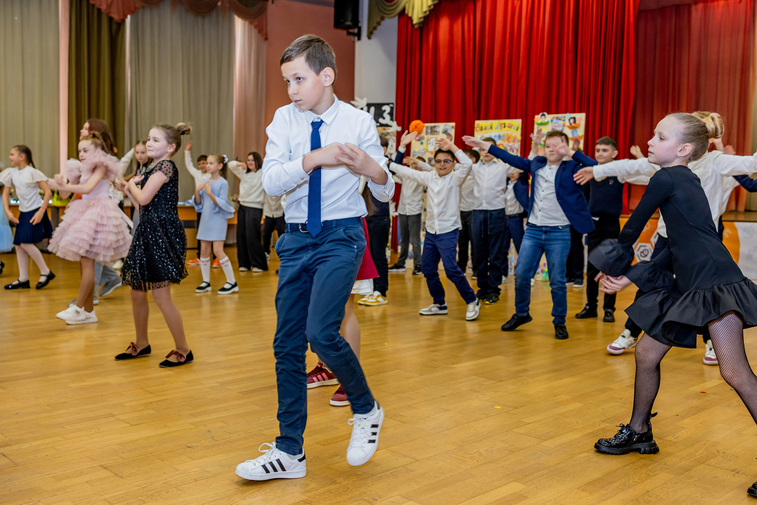 Выпускной праздник в начальной школе. Фотограф и видеограф Москва. Свадебный фотограф, видеограф. Выпускные альбомы. Оживающие альбомы