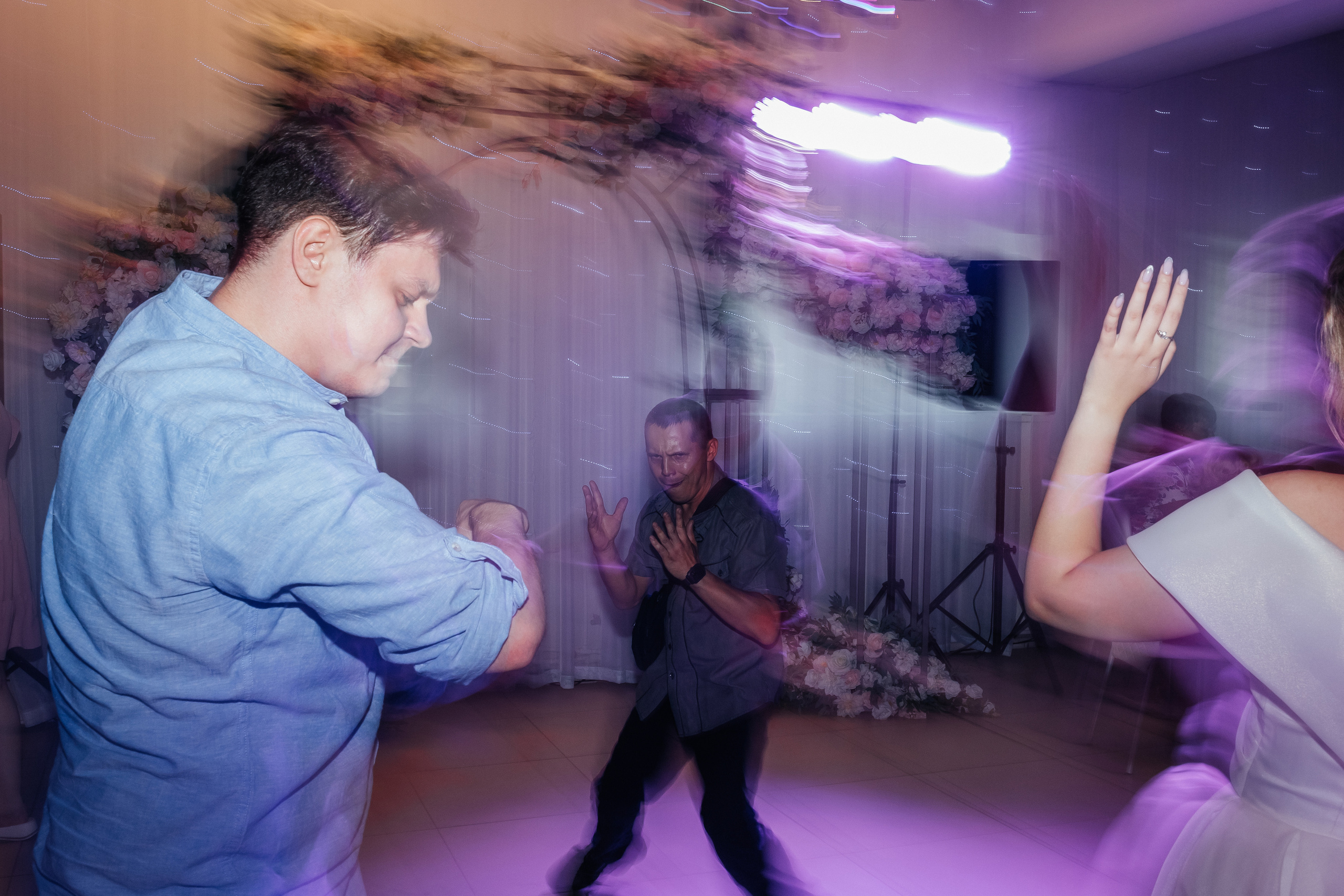 Дискотека на свадебной вечеринке. Репортажное фото банкета