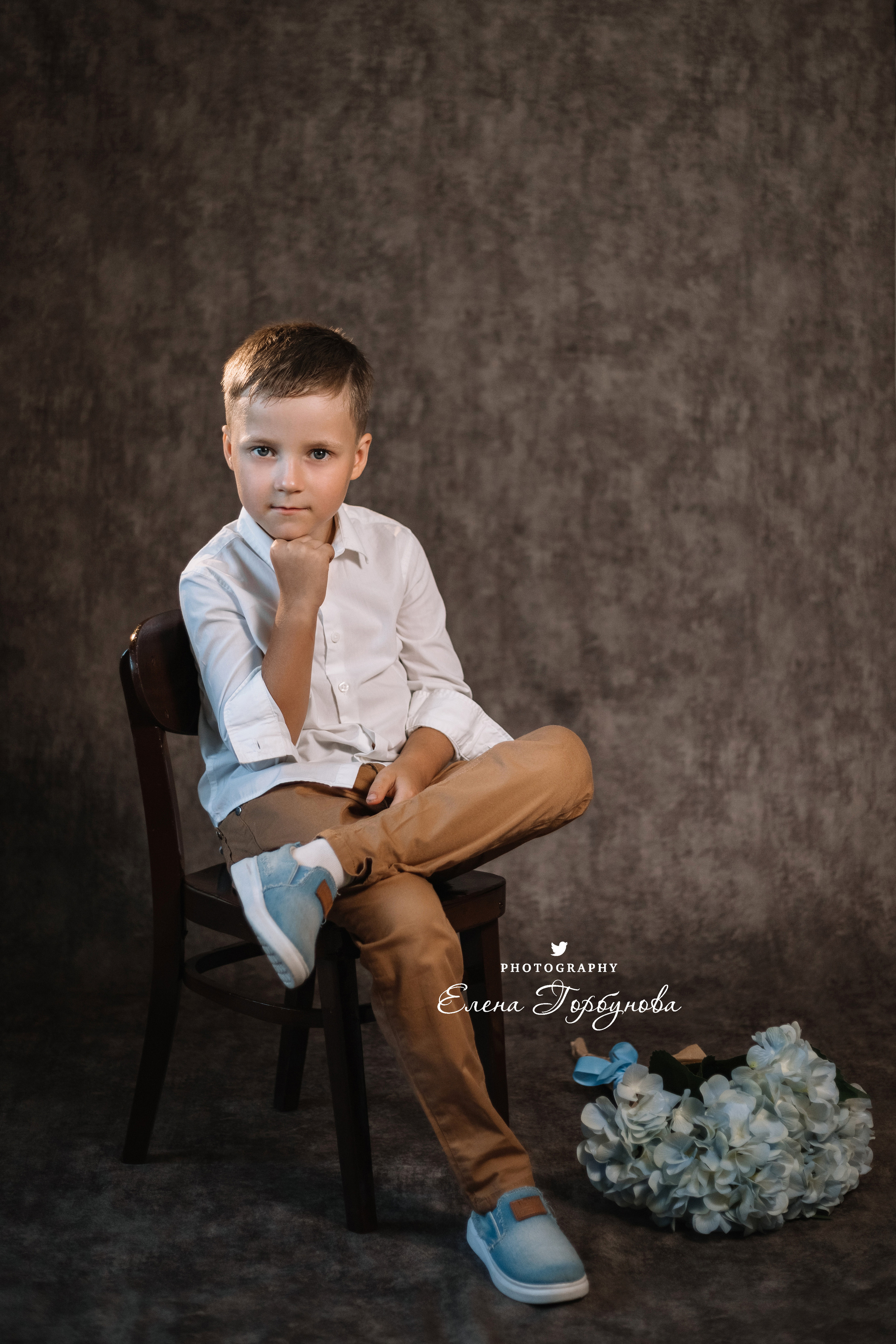 Мальчик позирует на стуле с цветами голубая гортензия. детская фотосессия, детский портрет, фотосессия в садике, фотосессия в студии, детский фотограф пермь Елена Горбунова.
