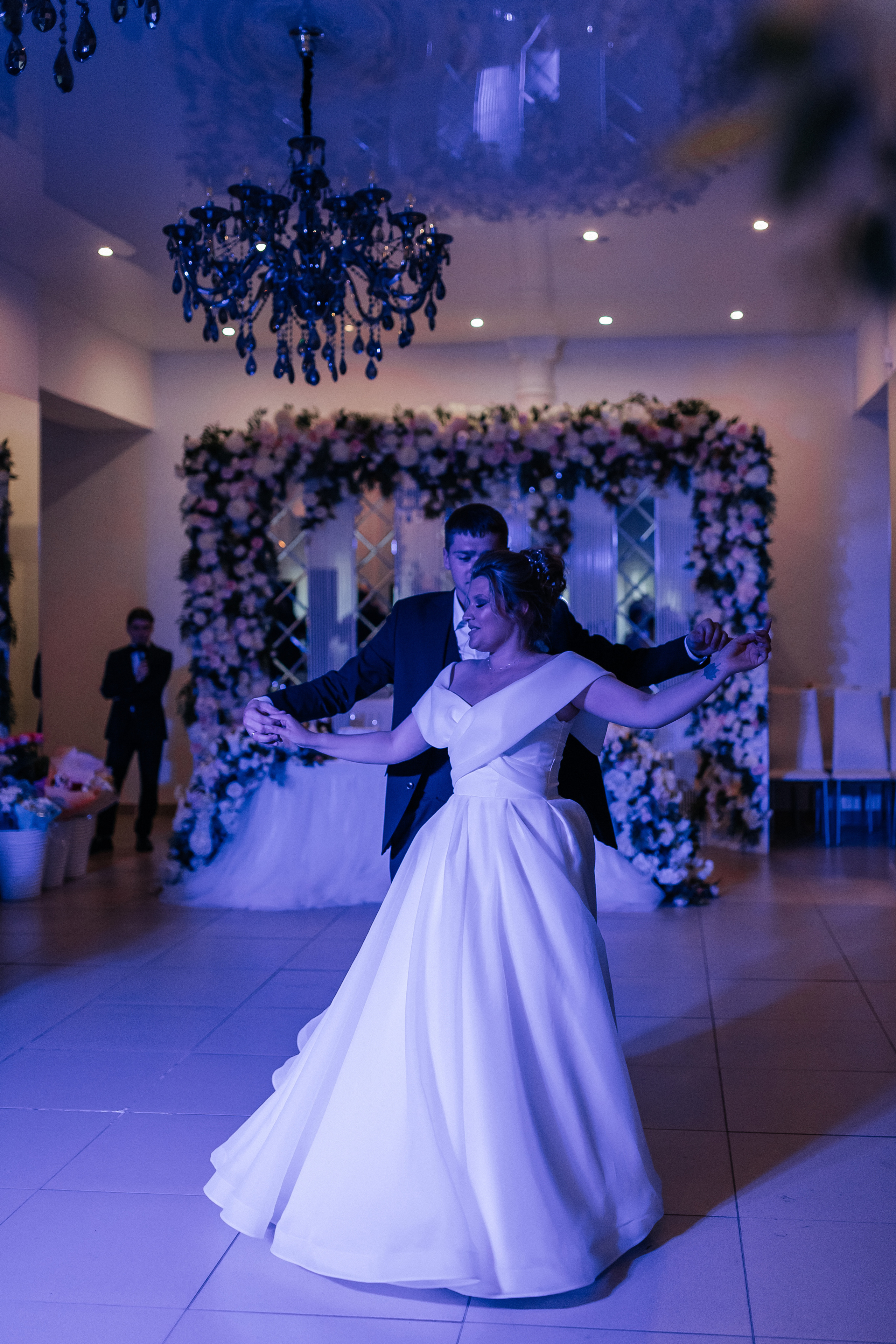 Танец жениха и невесты. Репортажное фото со свадебного банкета