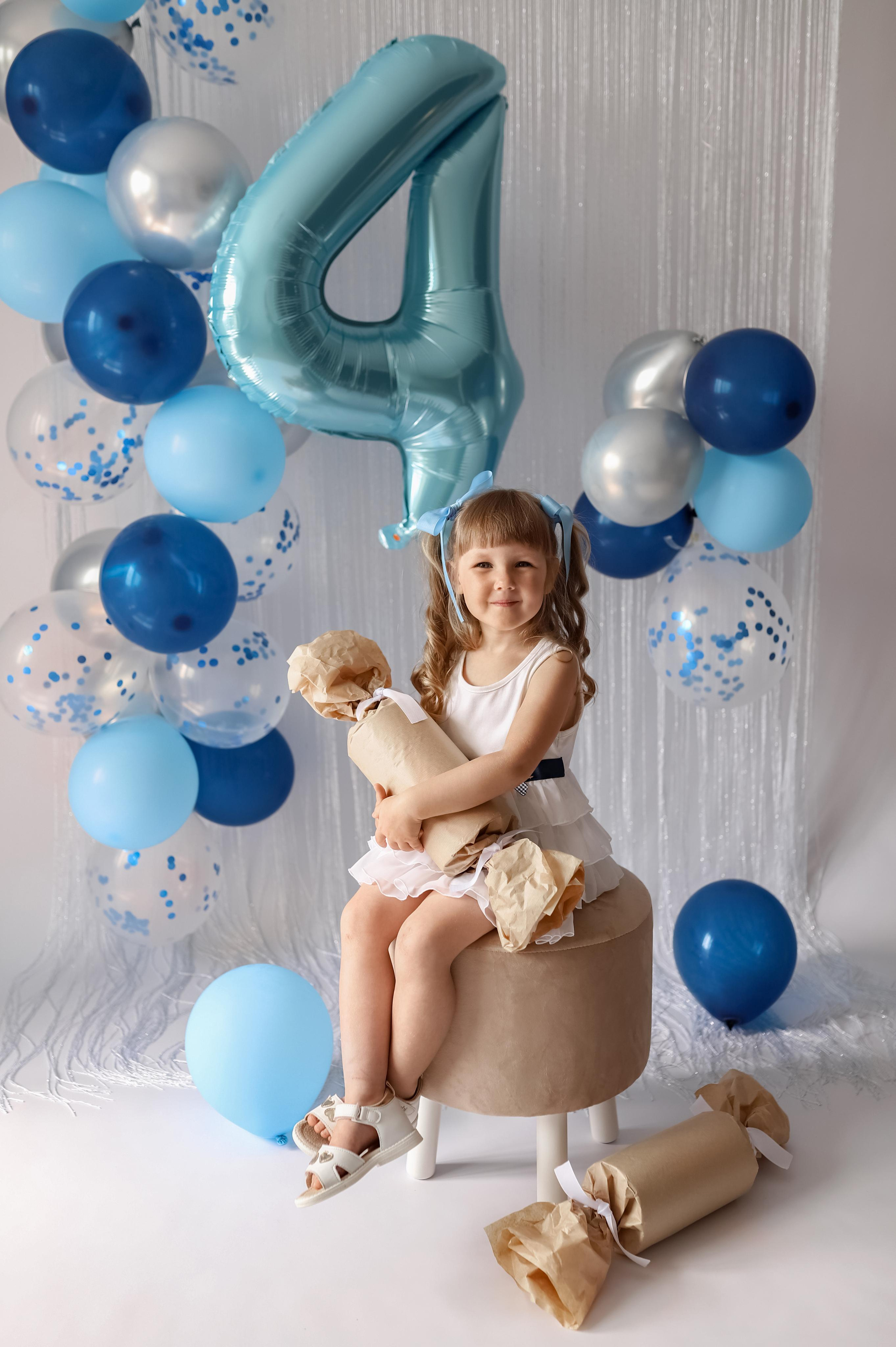 фотосессия на день рождения дочке с шариками тортом в белом платье с большими конфетами и большой ложкой