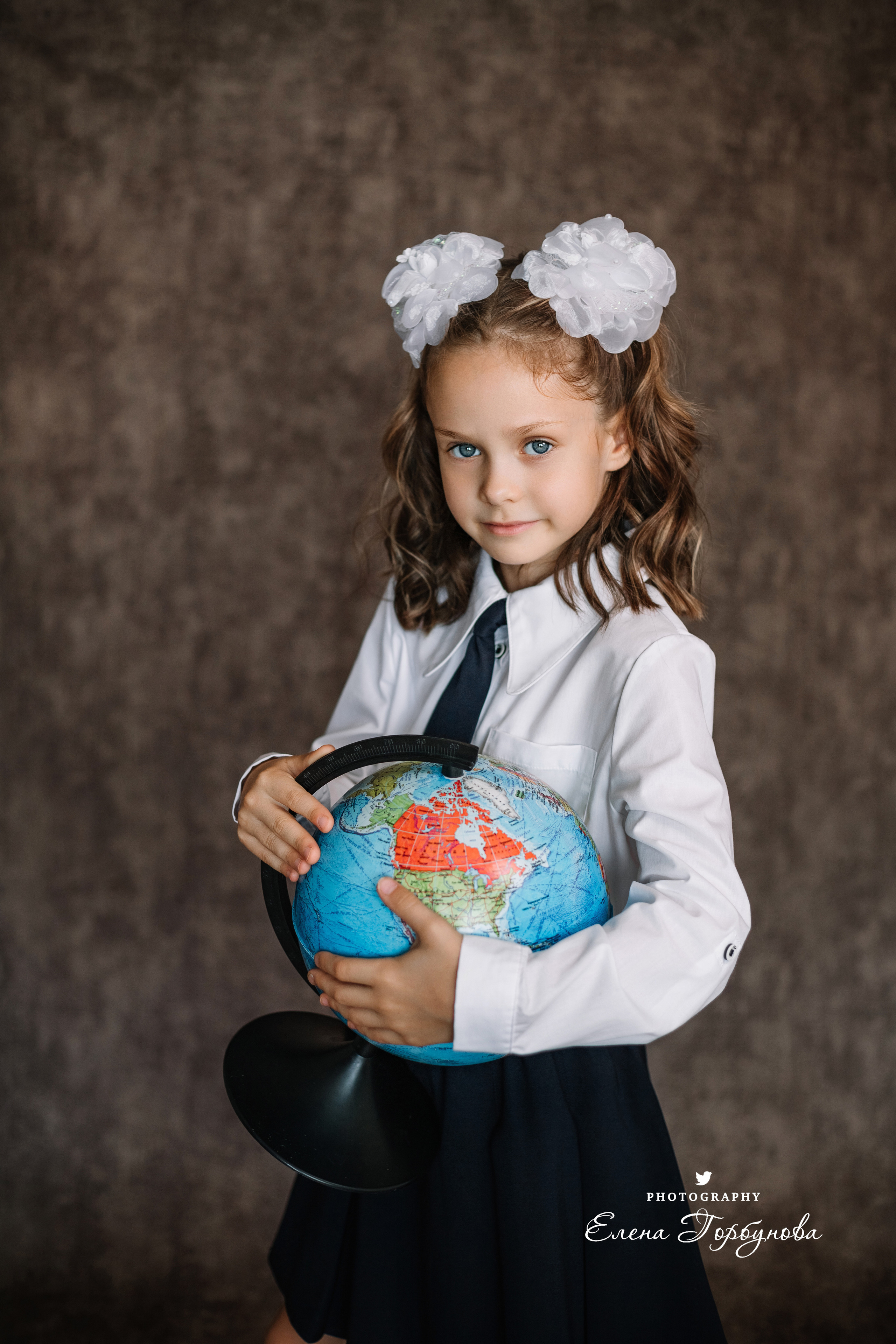 Фотограф Елена Горбунова Пермь. школьный портрет. фотосессия на 1 сентября. девочка в школьной форме с глобусом и книжками, с осенними листьями. Листья клена на портрете. школьный портрет в студии на фото. художественный портрет. школьный фотограф.
