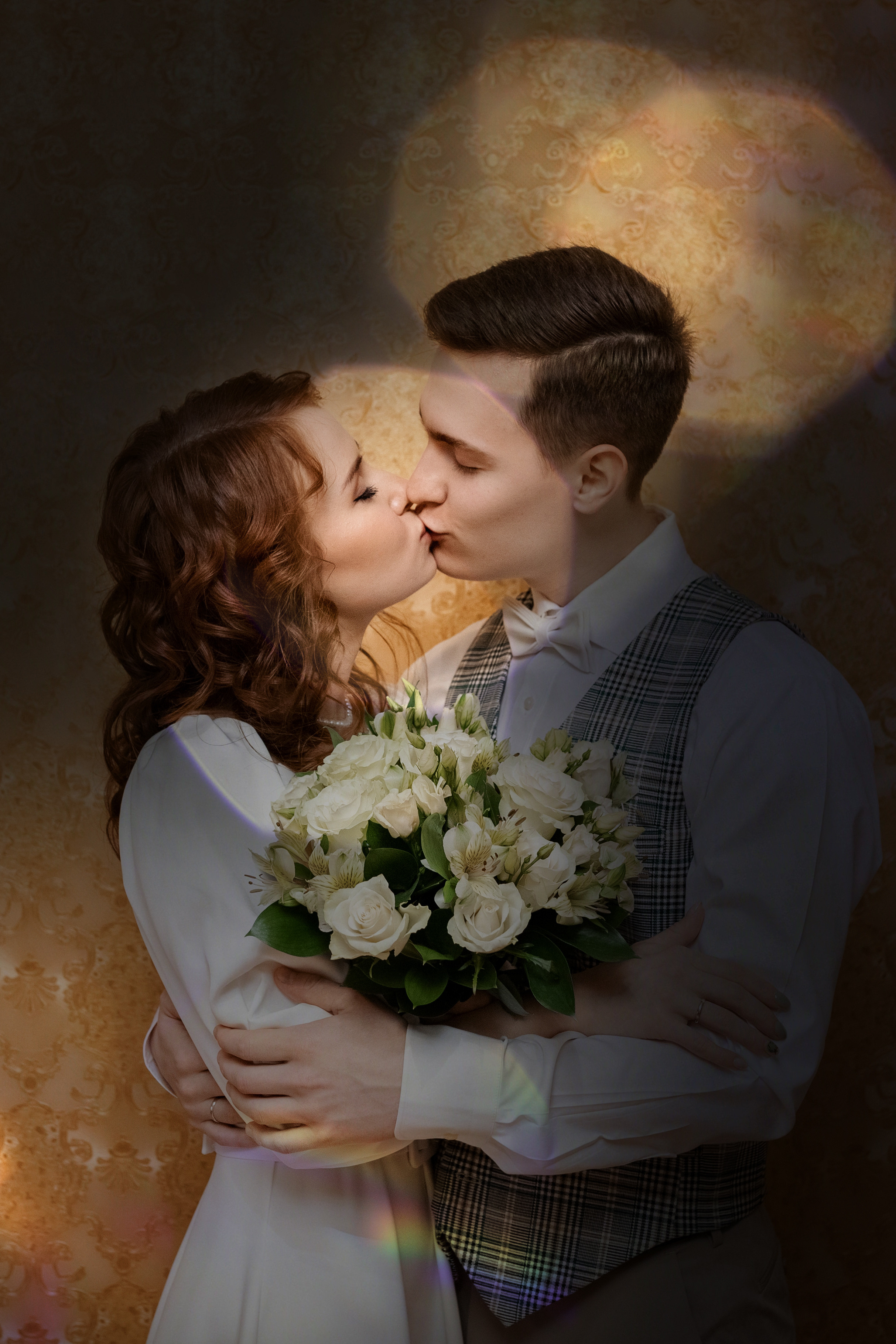 Молодожены обнимаются в ЗАГСЕ