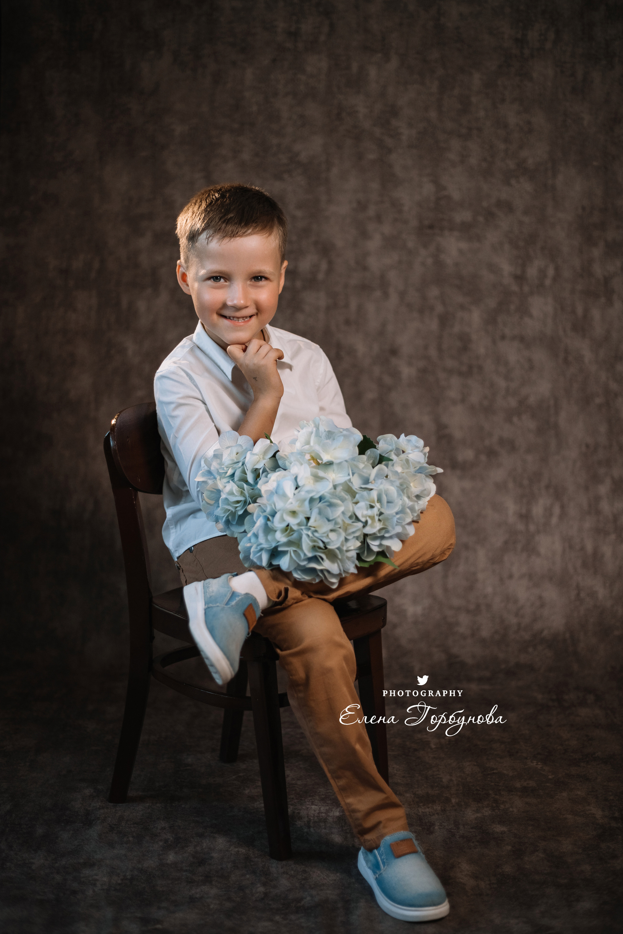Мальчик позирует на стуле с цветами голубая гортензия. детская фотосессия, детский портрет, фотосессия в садике, фотосессия в студии, детский фотограф пермь Елена Горбунова.