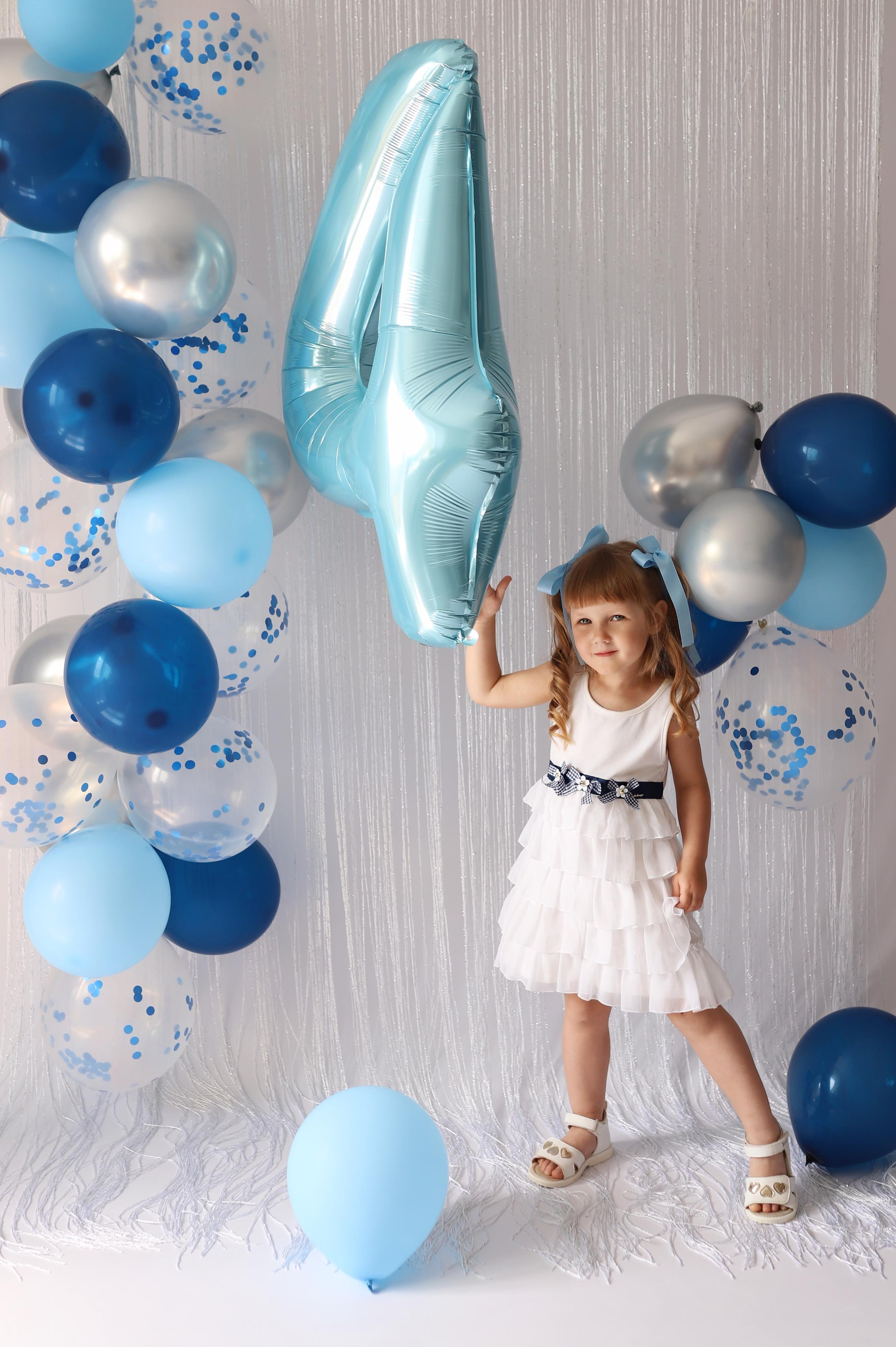 фотосессия на день рождения дочке с шариками тортом в белом платье с большими конфетами и большой ложкой