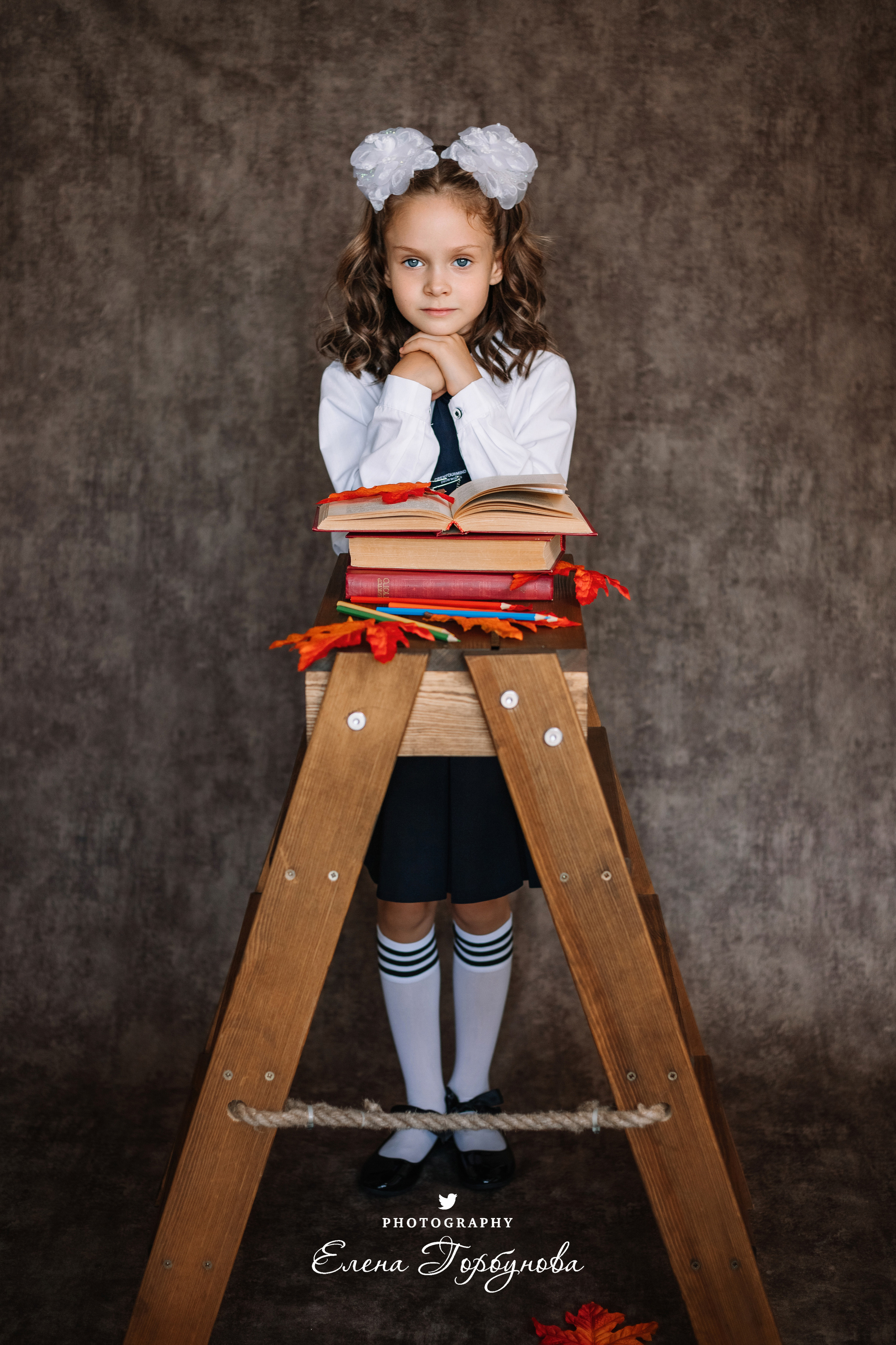 Фотограф Елена Горбунова Пермь. школьный портрет. фотосессия на 1 сентября. девочка в школьной форме с глобусом и книжками, с осенними листьями. Листья клена на портрете. школьный портрет в студии на фото. художественный портрет. школьный фотограф.