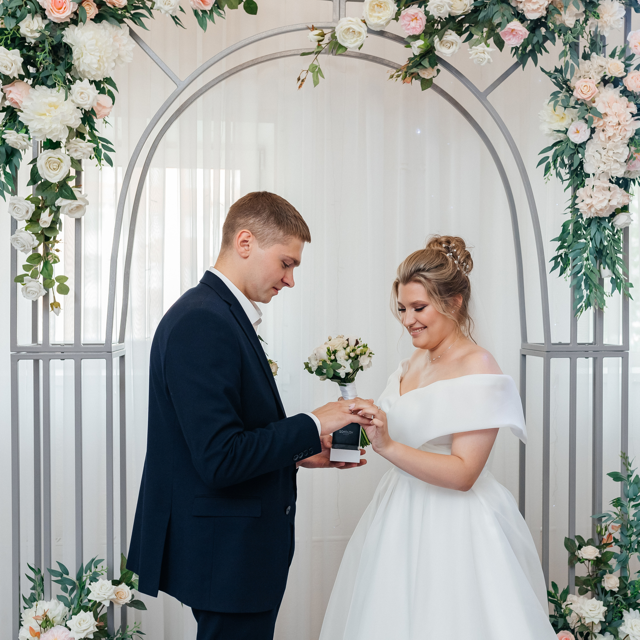 Жених и невеста обмениваются кольцами