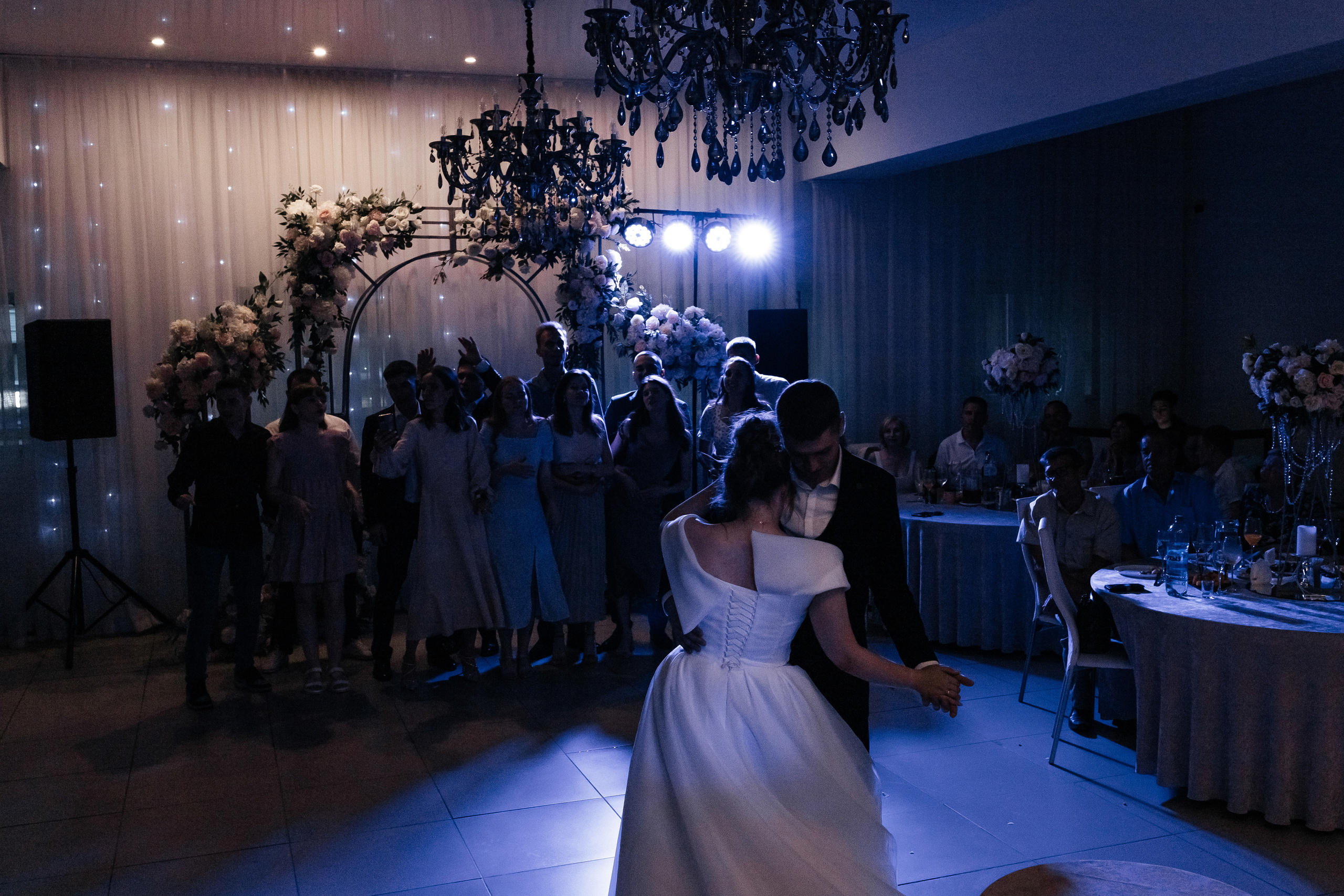 Танец жениха и невесты в темном зале ресторана