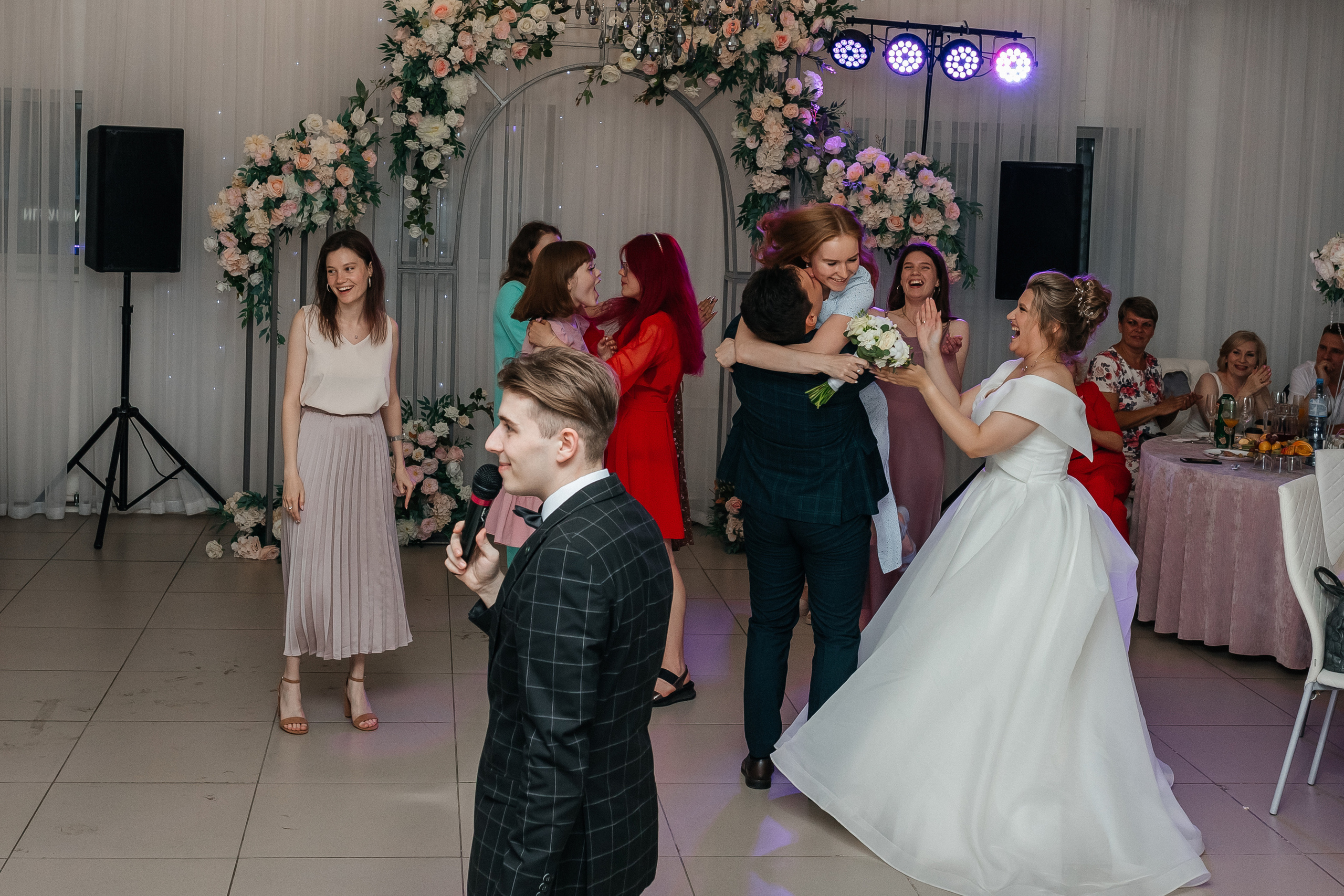 Родители жениха и невесты зажигают свечи. Репортажное фото с банкета