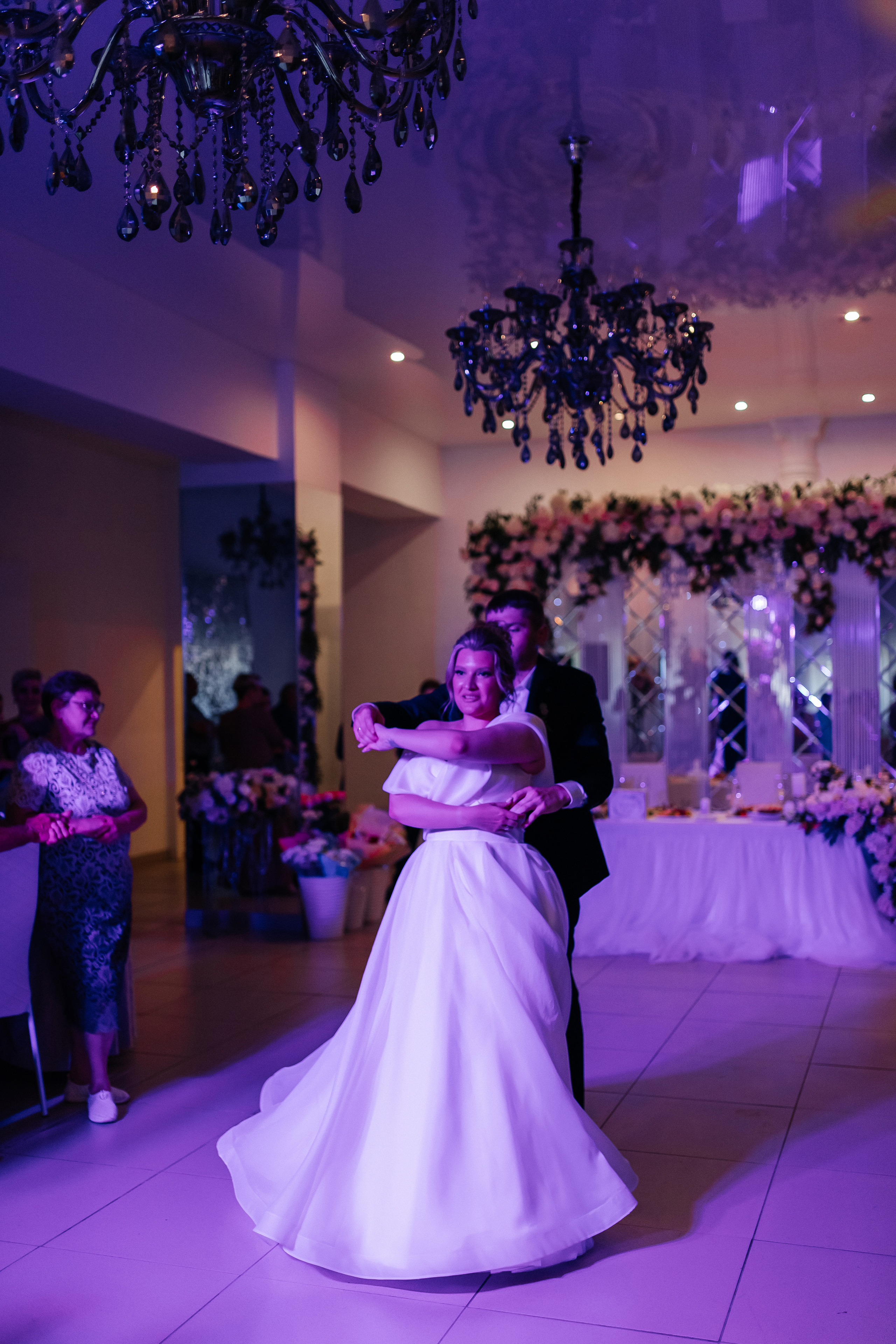 Танец жениха и невесты. Репортажное фото со свадебного банкета