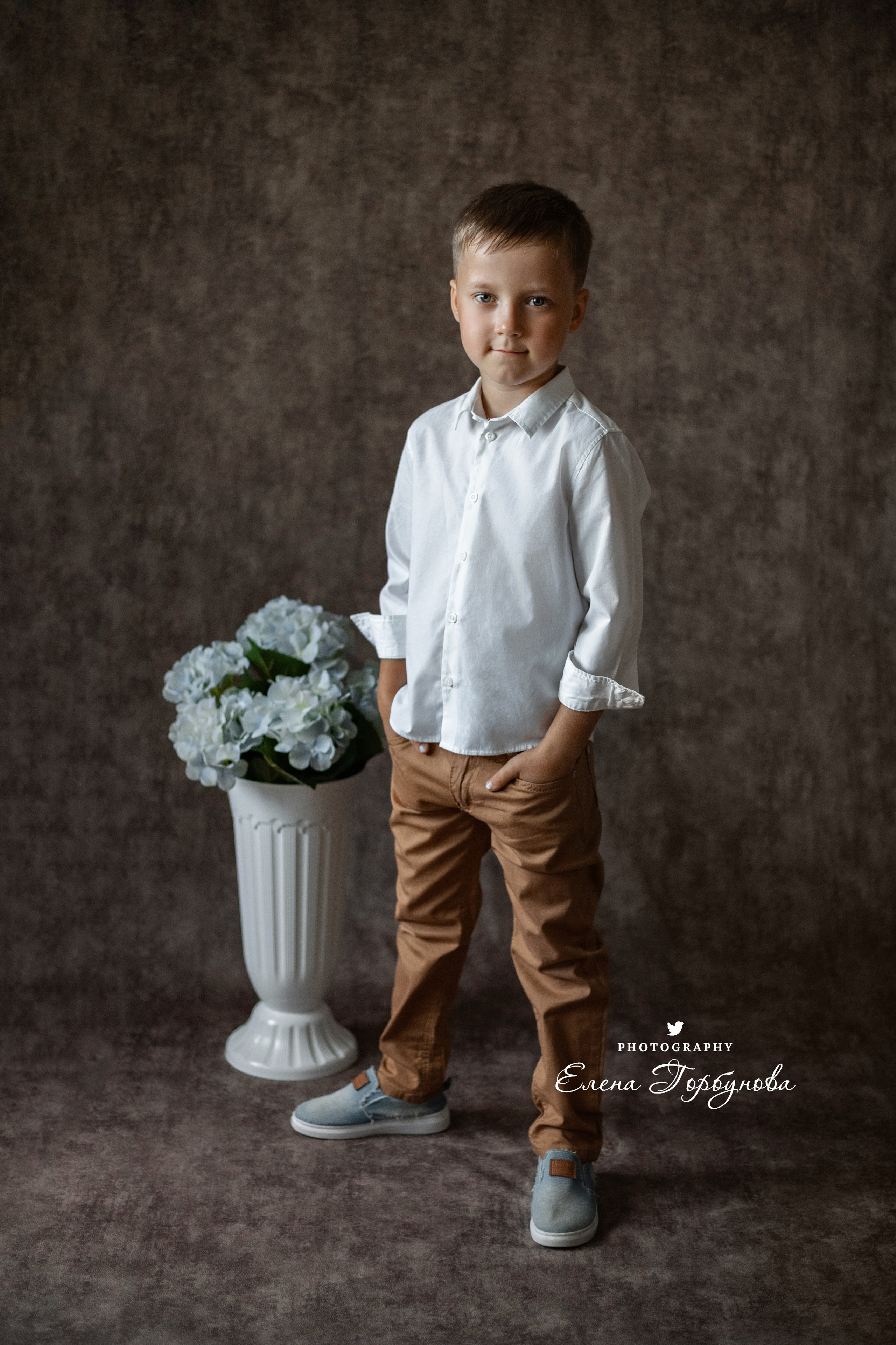 Мальчик позирует на стуле с цветами голубая гортензия. детская фотосессия, детский портрет, фотосессия в садике, фотосессия в студии, детский фотограф пермь Елена Горбунова.