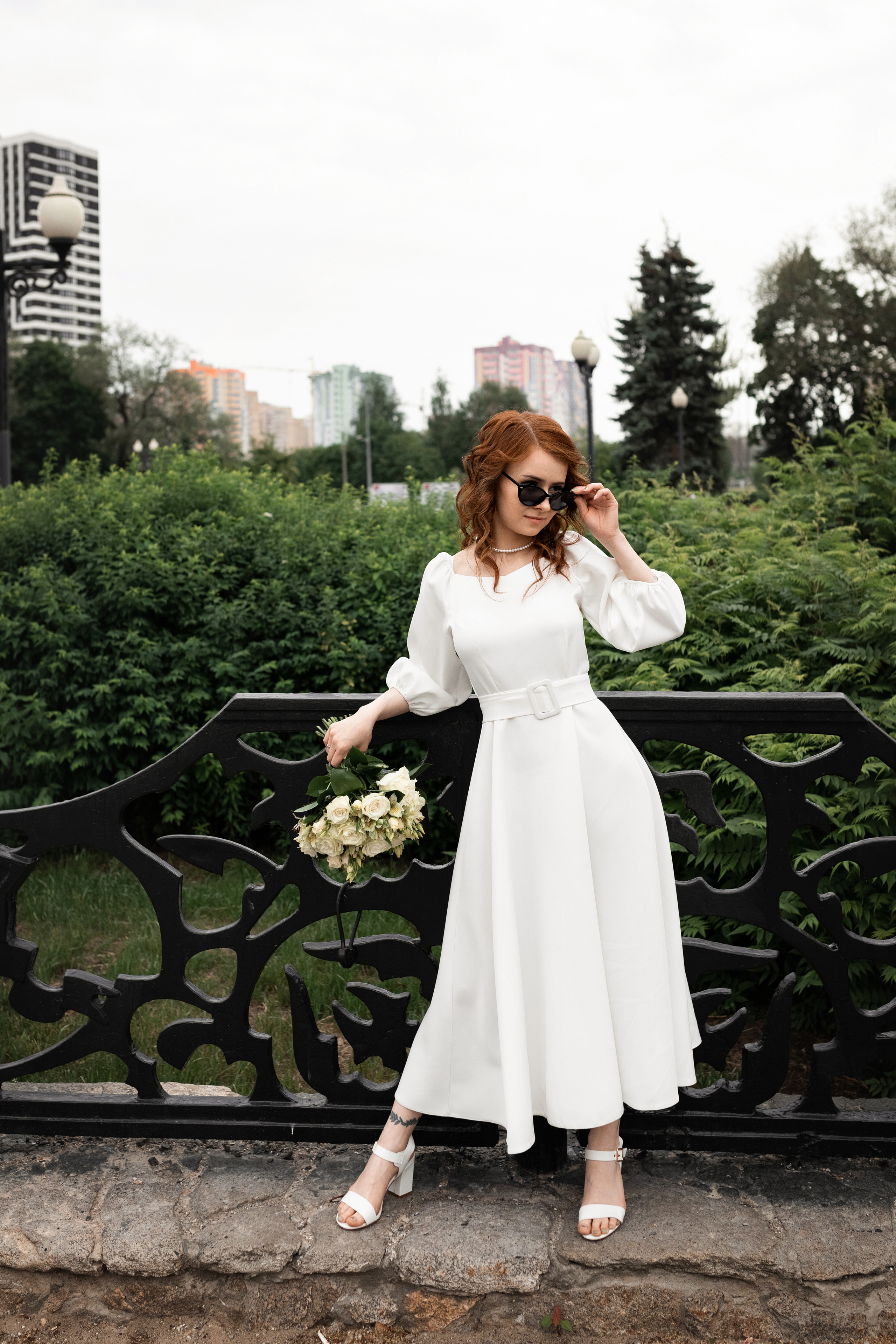 невеста позирует в солнцезащитных очках
