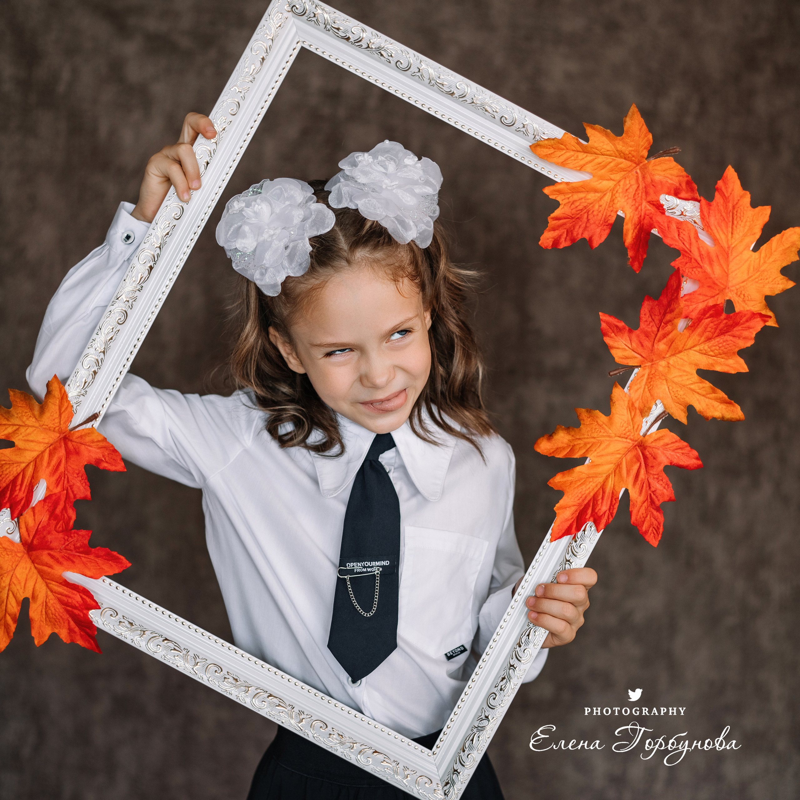 Фотограф Елена Горбунова Пермь. школьный портрет. фотосессия на 1 сентября. девочка в школьной форме с рамкой и  осенними листьями. Листья клена на портрете. школьный портрет в студии на фото. художественный портрет. школьный фотограф.