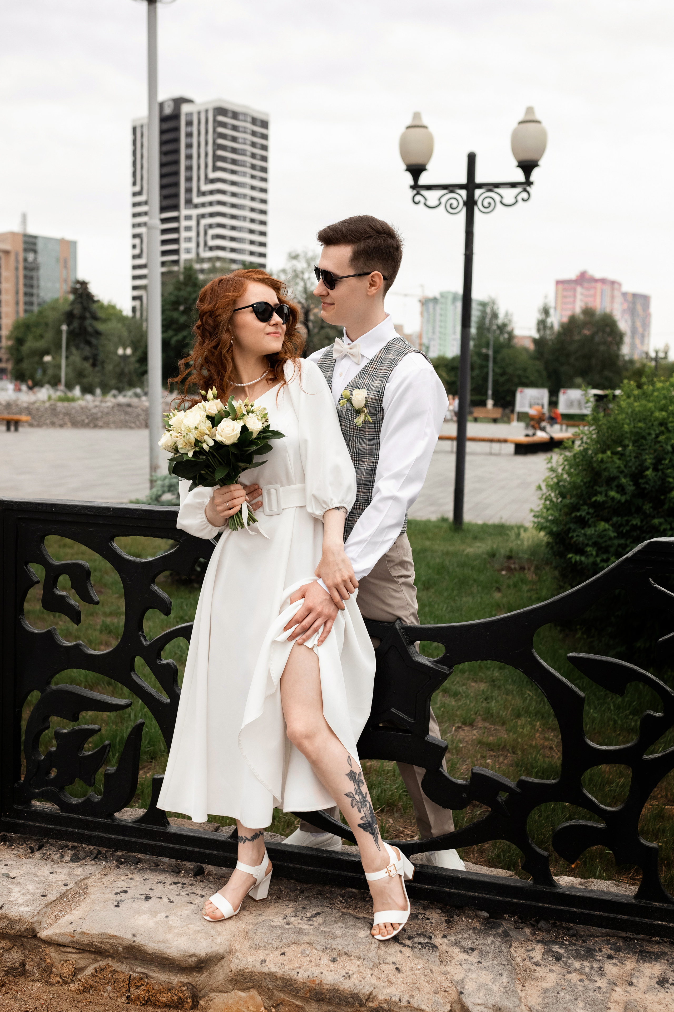 жених и невеста позируют  в очках