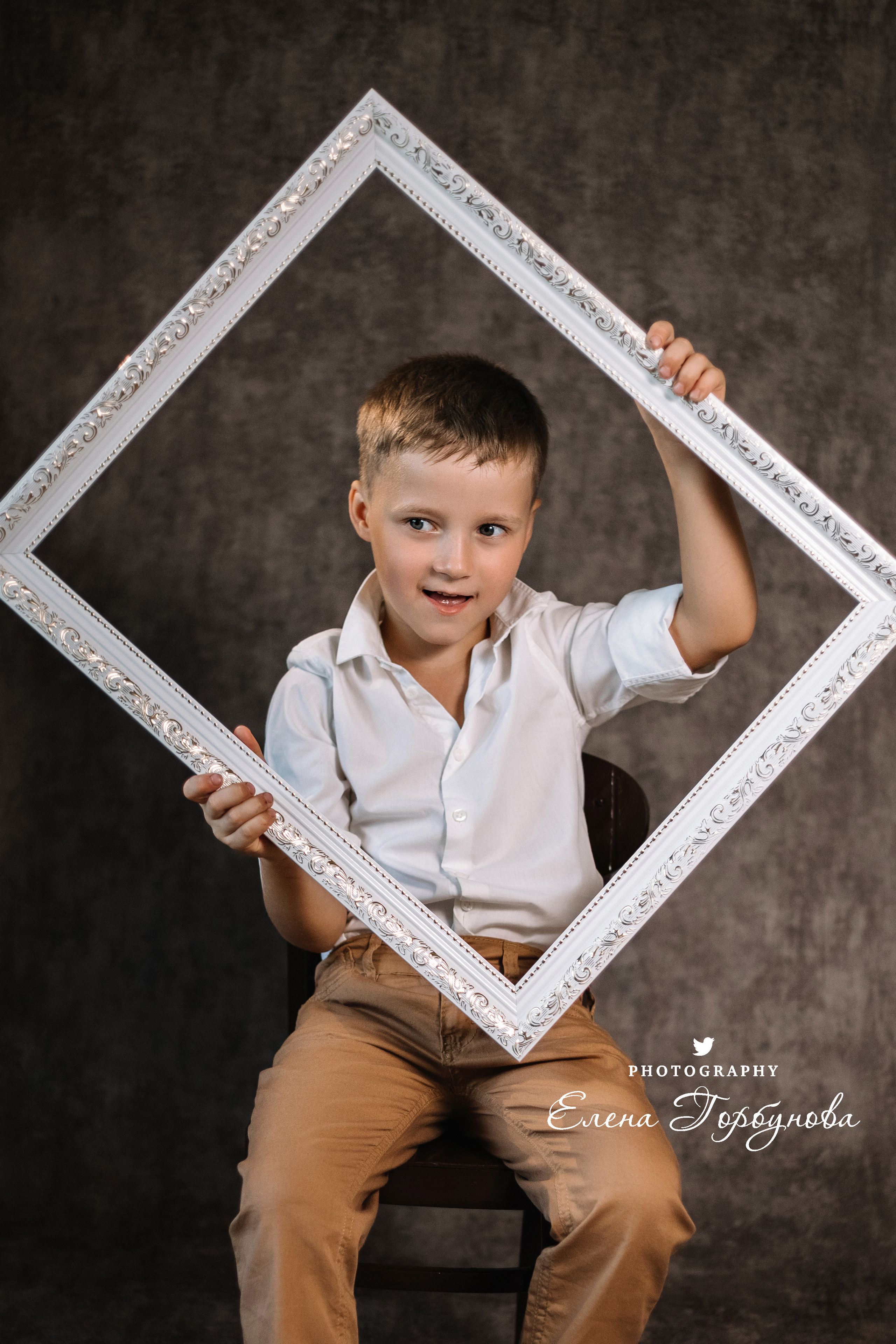 Мальчик позирует на стуле с цветами голубая гортензия. детская фотосессия, детский портрет, фотосессия в садике, фотосессия в студии, детский фотограф пермь Елена Горбунова.