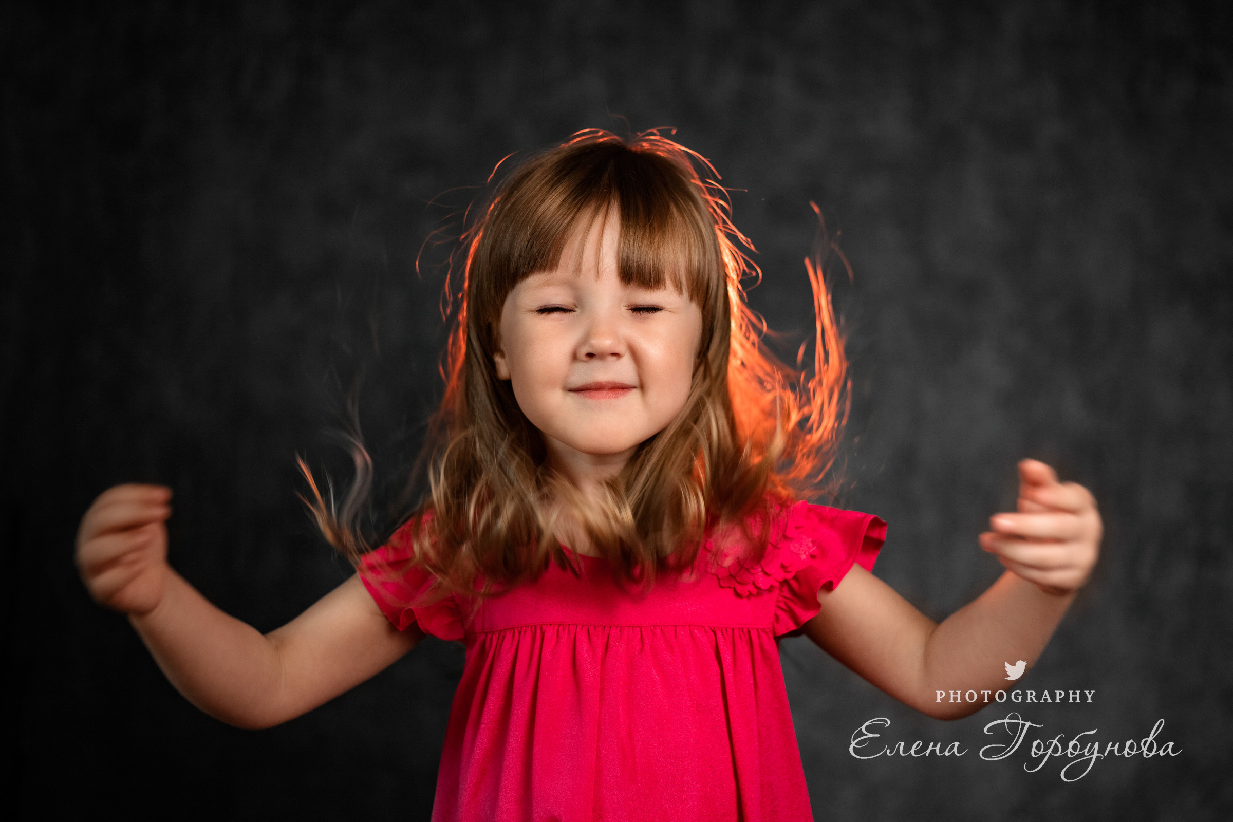 Детский портрет с игрушкой с эмоциями. Портрет в садике. Эмоции. Игра с волосами на фото. Девочка в розовом платье позирует на фоне в студии.