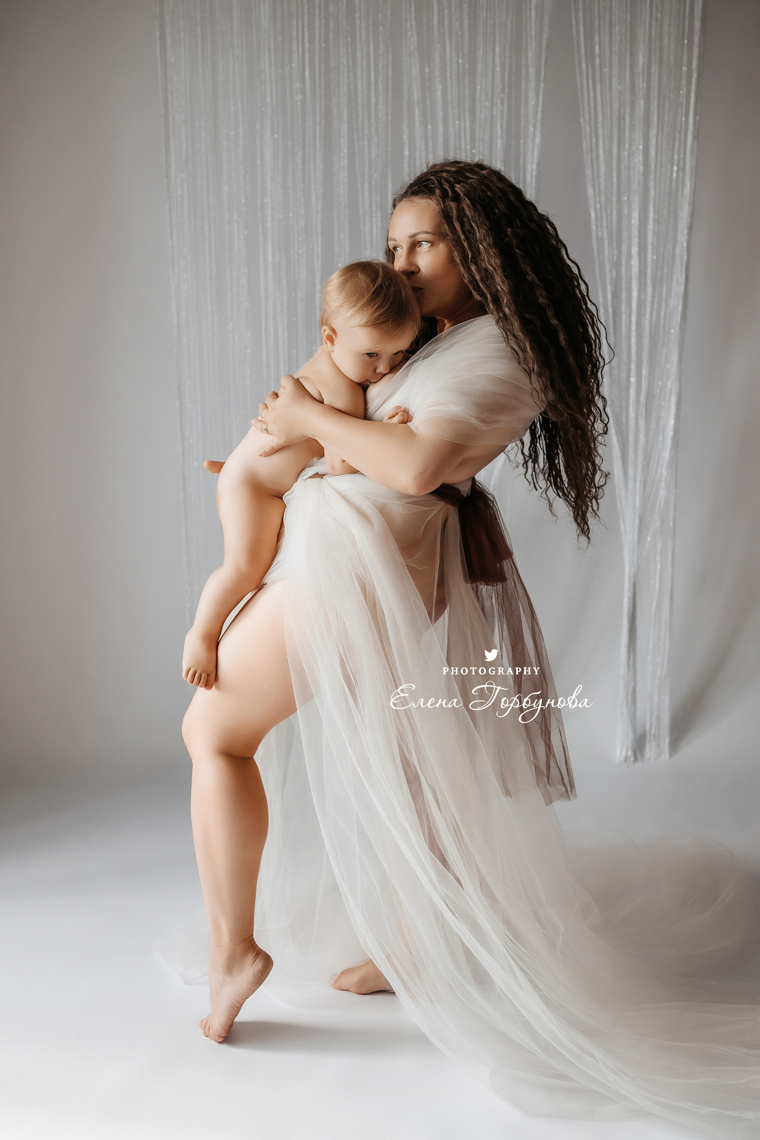 Мама и малыш. Фотосессия материнство. Мама кормит грудью своего малыша, грудное вскармливание. Фотограф Елена Горбунова Пермь. Детский семейный фотограф Пермь. Лайфстайл Пермь. Семья Пермь.