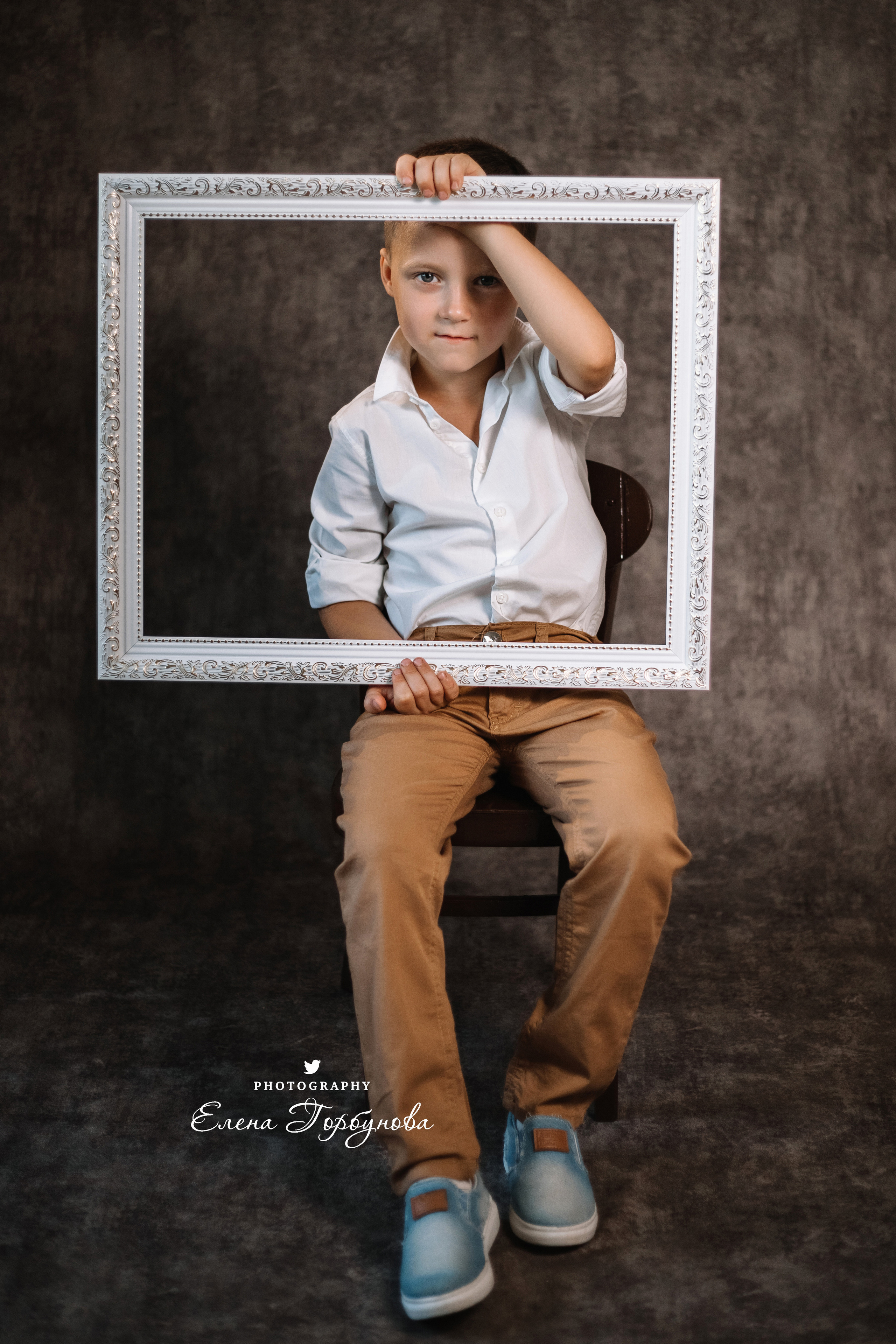 Мальчик позирует на стуле с цветами голубая гортензия. детская фотосессия, детский портрет, фотосессия в садике, фотосессия в студии, детский фотограф пермь Елена Горбунова.