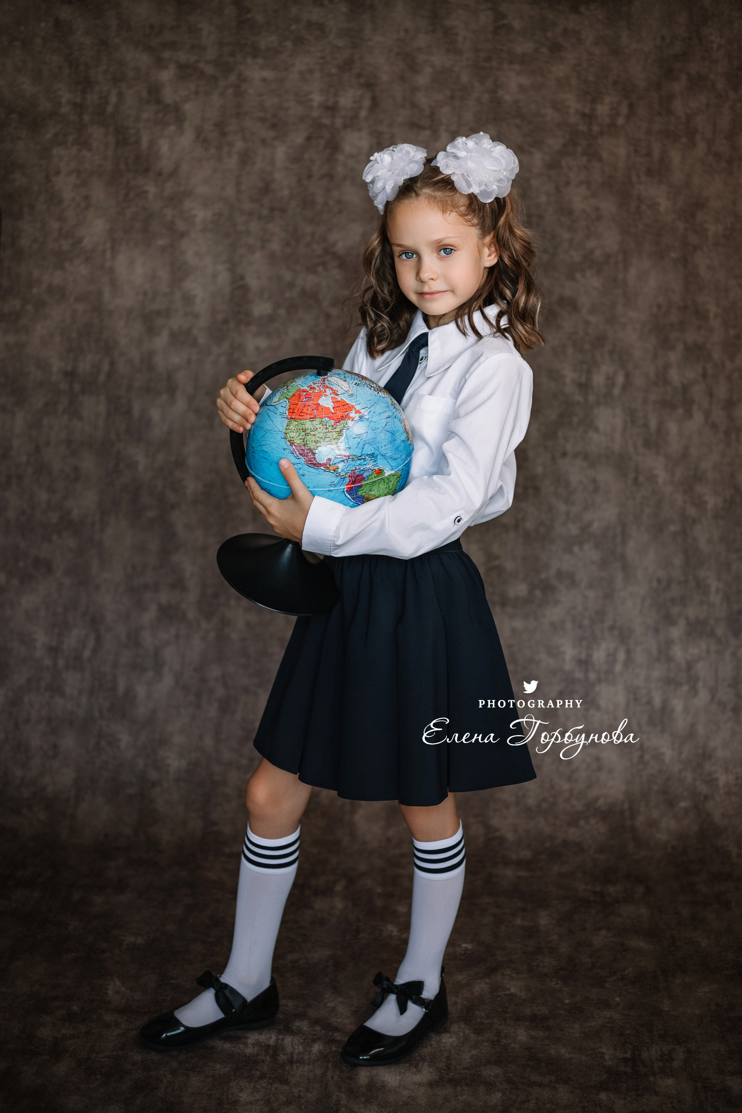Фотограф Елена Горбунова Пермь. школьный портрет. фотосессия на 1 сентября. девочка в школьной форме с глобусом и книжками, с осенними листьями. Листья клена на портрете. школьный портрет в студии на фото. художественный портрет. школьный фотограф.