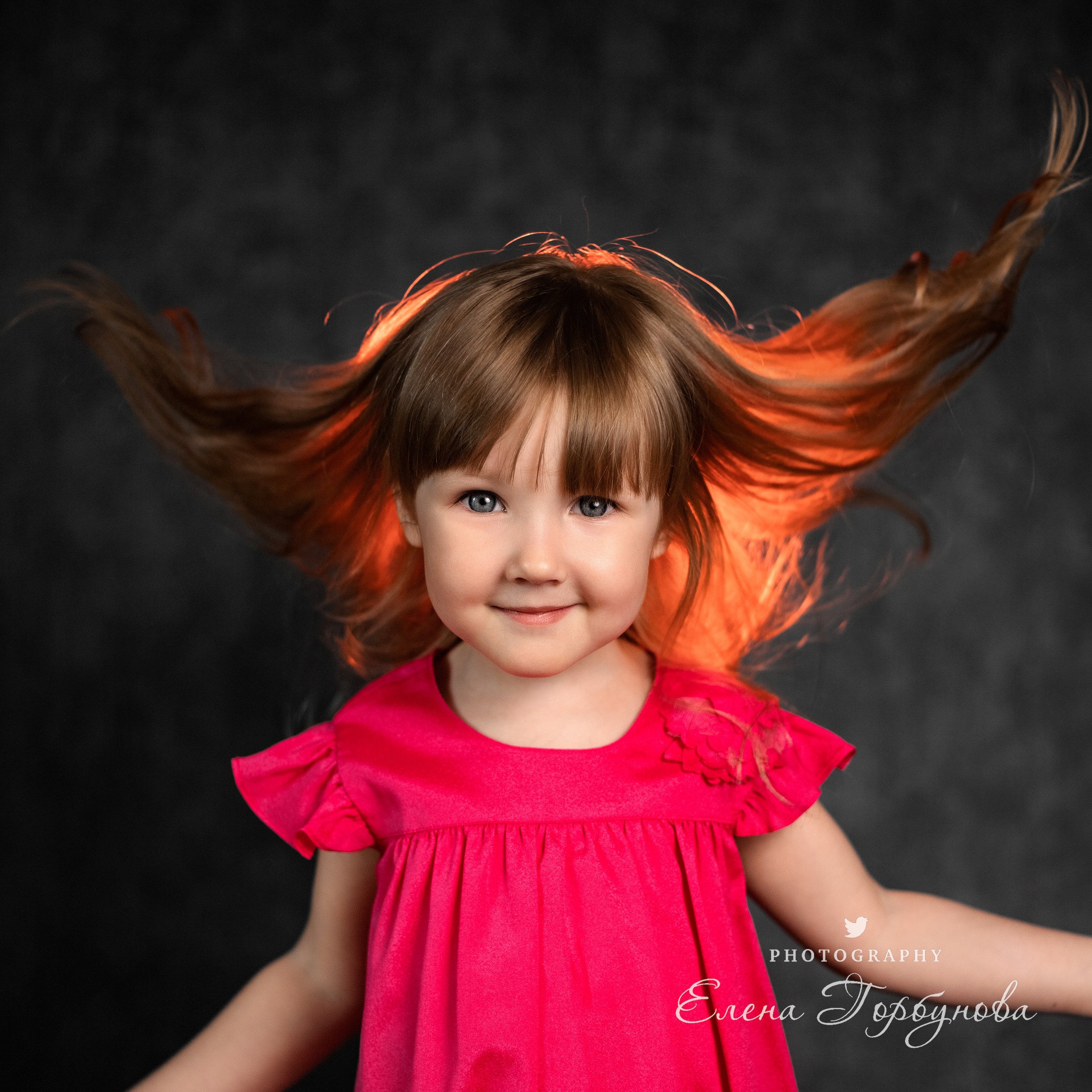 Детский портрет с игрушкой с эмоциями. Портрет в садике. Эмоции. Игра с волосами на фото. Девочка в розовом платье позирует на фоне в студии.