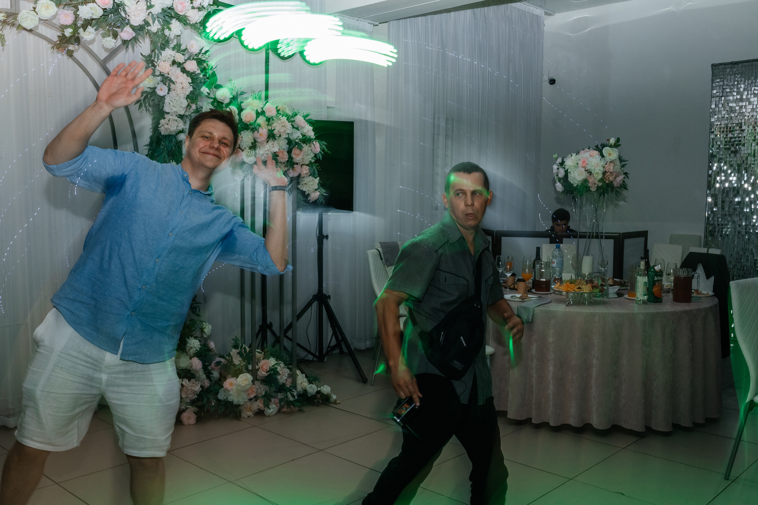 Дискотека на свадебной вечеринке. Репортажное фото банкета