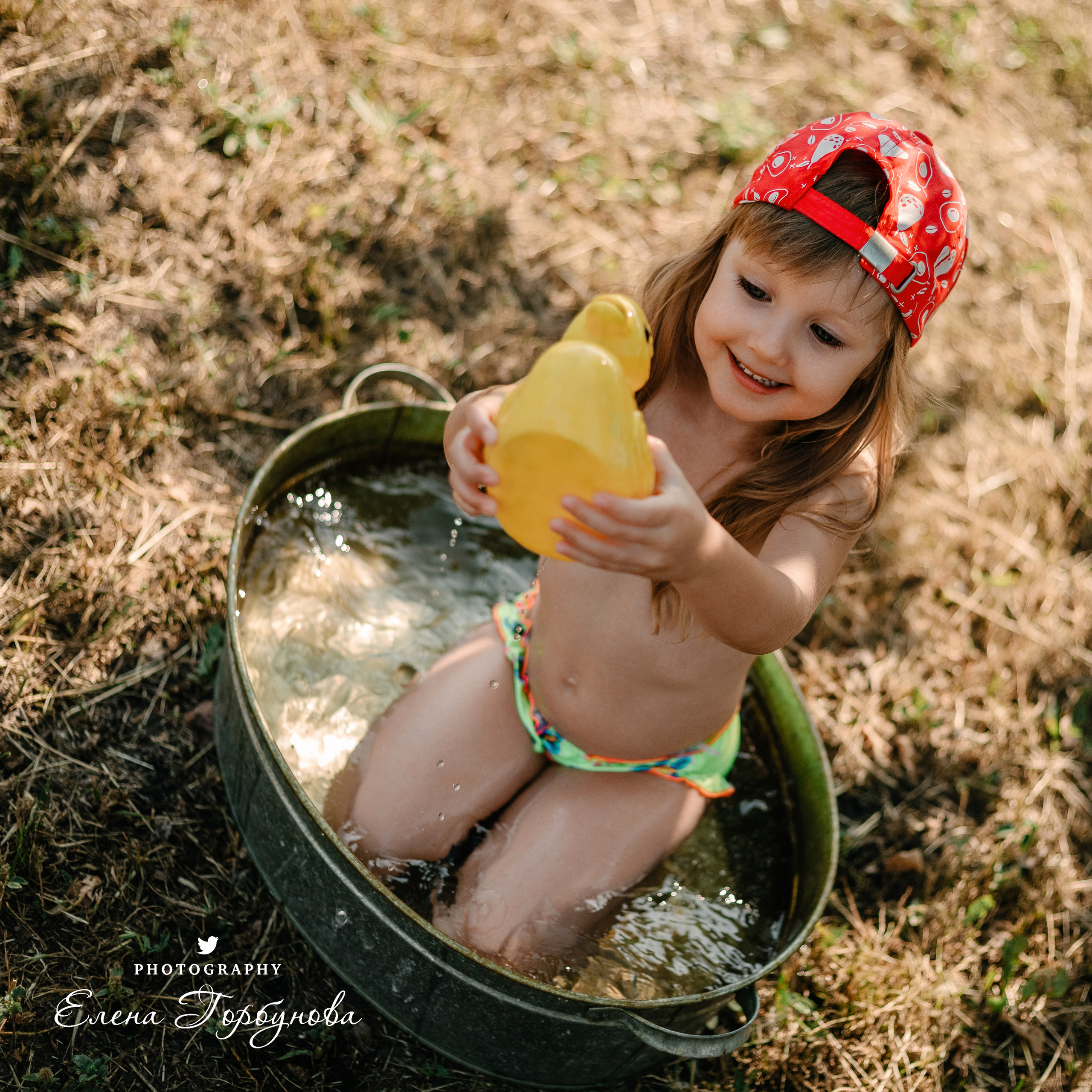 Детская фотосессия на природе на даче летом в тазике под яблоней