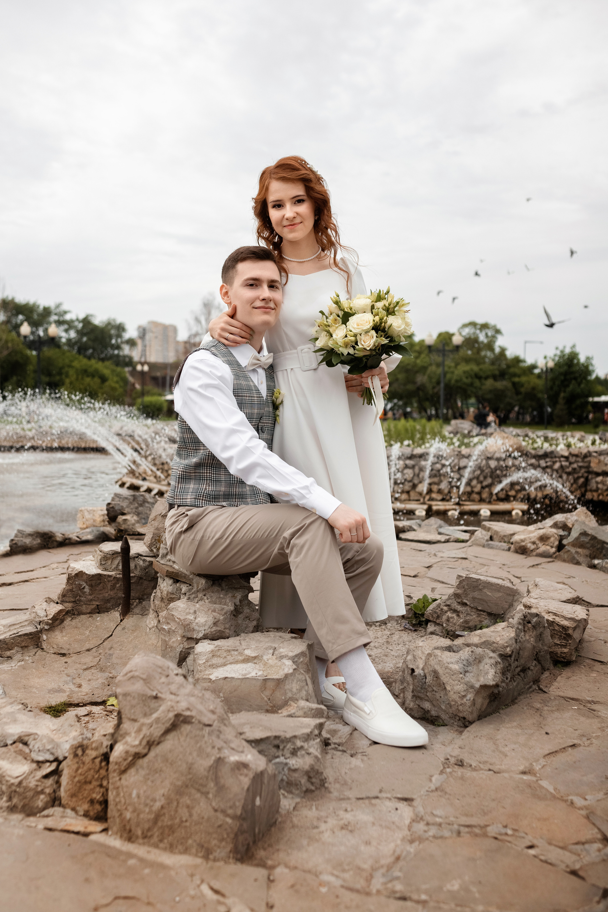 Молодожены на свадебной фото прогулке