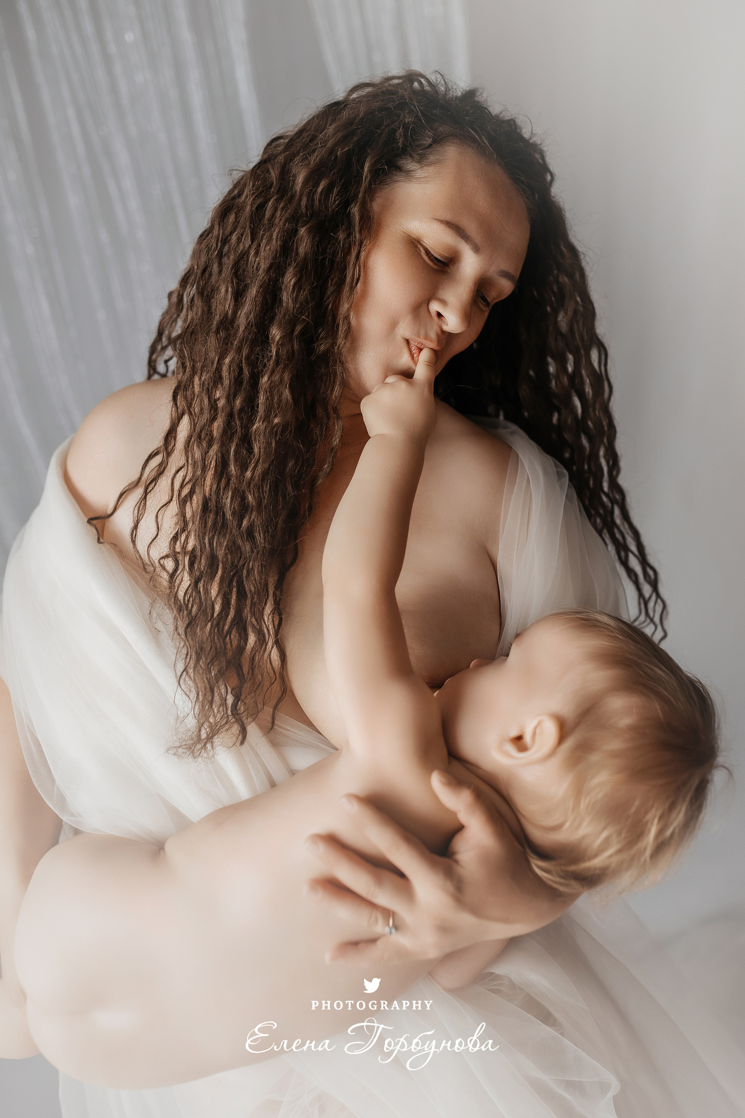Мама и малыш. Фотосессия материнство. Мама кормит грудью своего малыша, грудное вскармливание. Фотограф Елена Горбунова Пермь. Детский семейный фотограф Пермь. Лайфстайл Пермь. Семья Пермь.