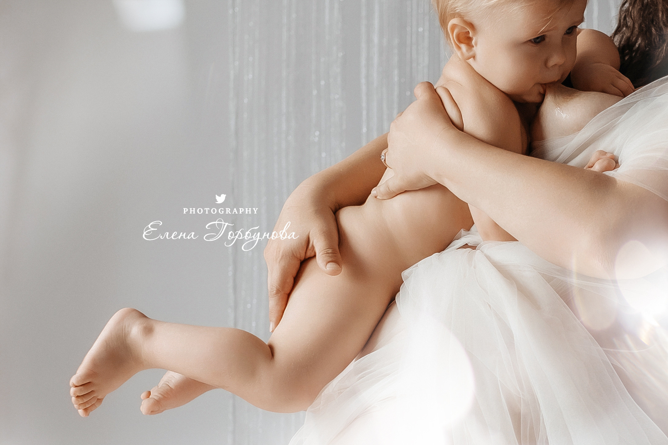 Мама и малыш. Фотосессия материнство. Мама кормит грудью своего малыша, грудное вскармливание. Фотограф Елена Горбунова Пермь. Детский семейный фотограф Пермь. Лайфстайл Пермь. Семья Пермь.